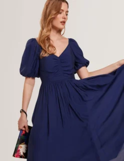Midikleid mit Puffärmeln, Raffungen und V-Ausschnitt