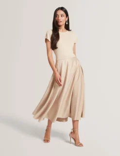 Midikleid mit Tulpenärmeln, anprobierbar
