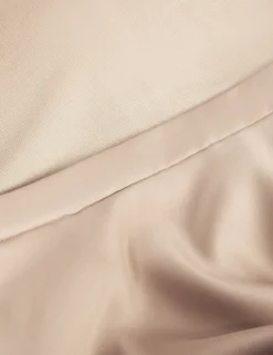 Midikleid mit Tulpenärmeln, anprobierbar