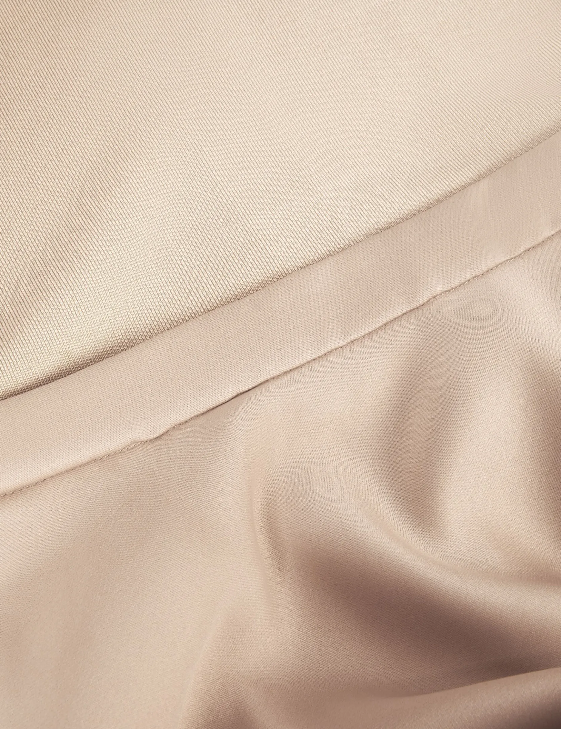 Midikleid mit Tulpenärmeln, anprobierbar