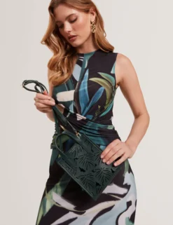 Mini-Ledertasche mit Blattausschnitt