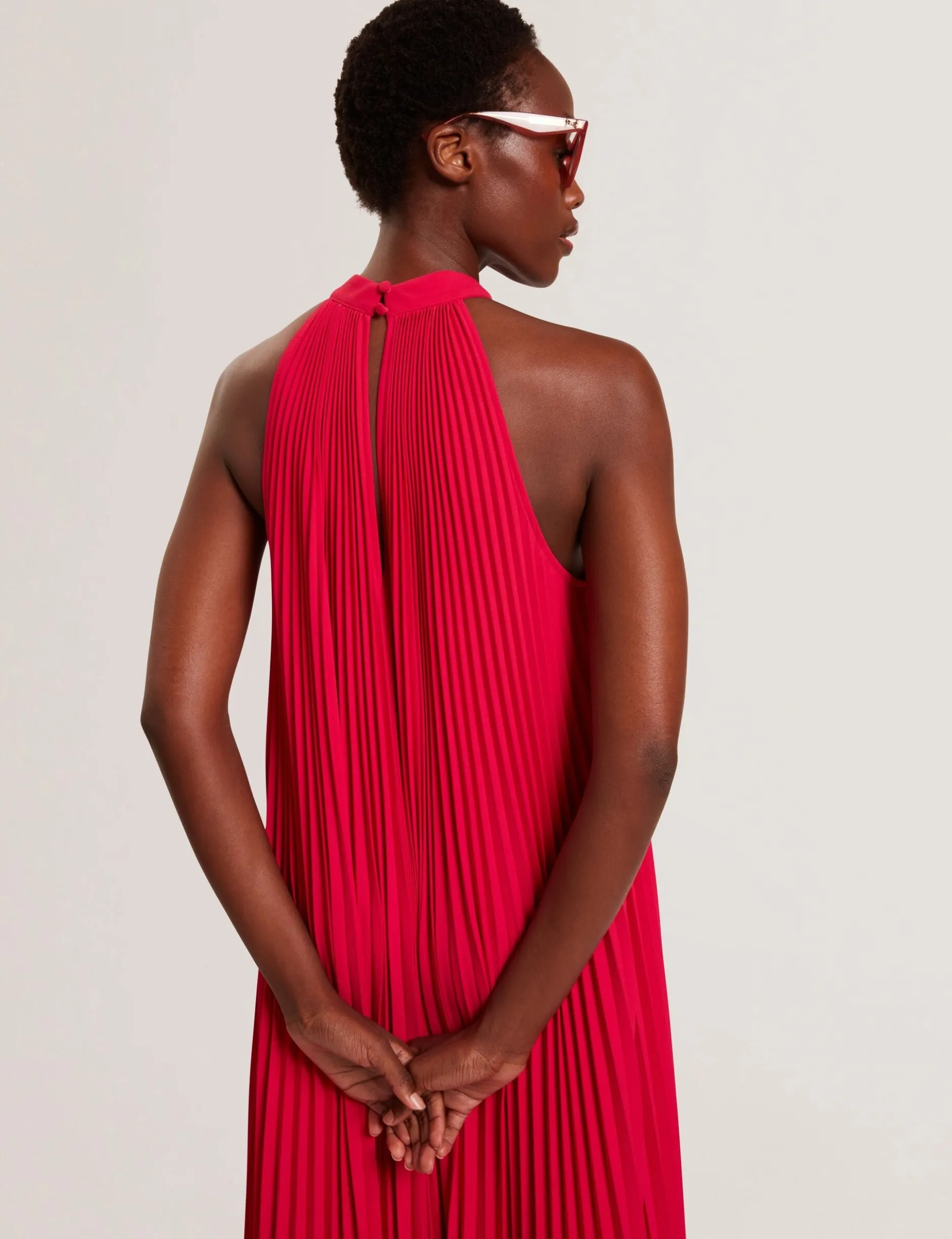 Neckholder-Maxikleid mit Falten und fließender Passform