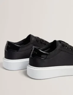 Plateau-Sneaker mit Satinband und Spitze