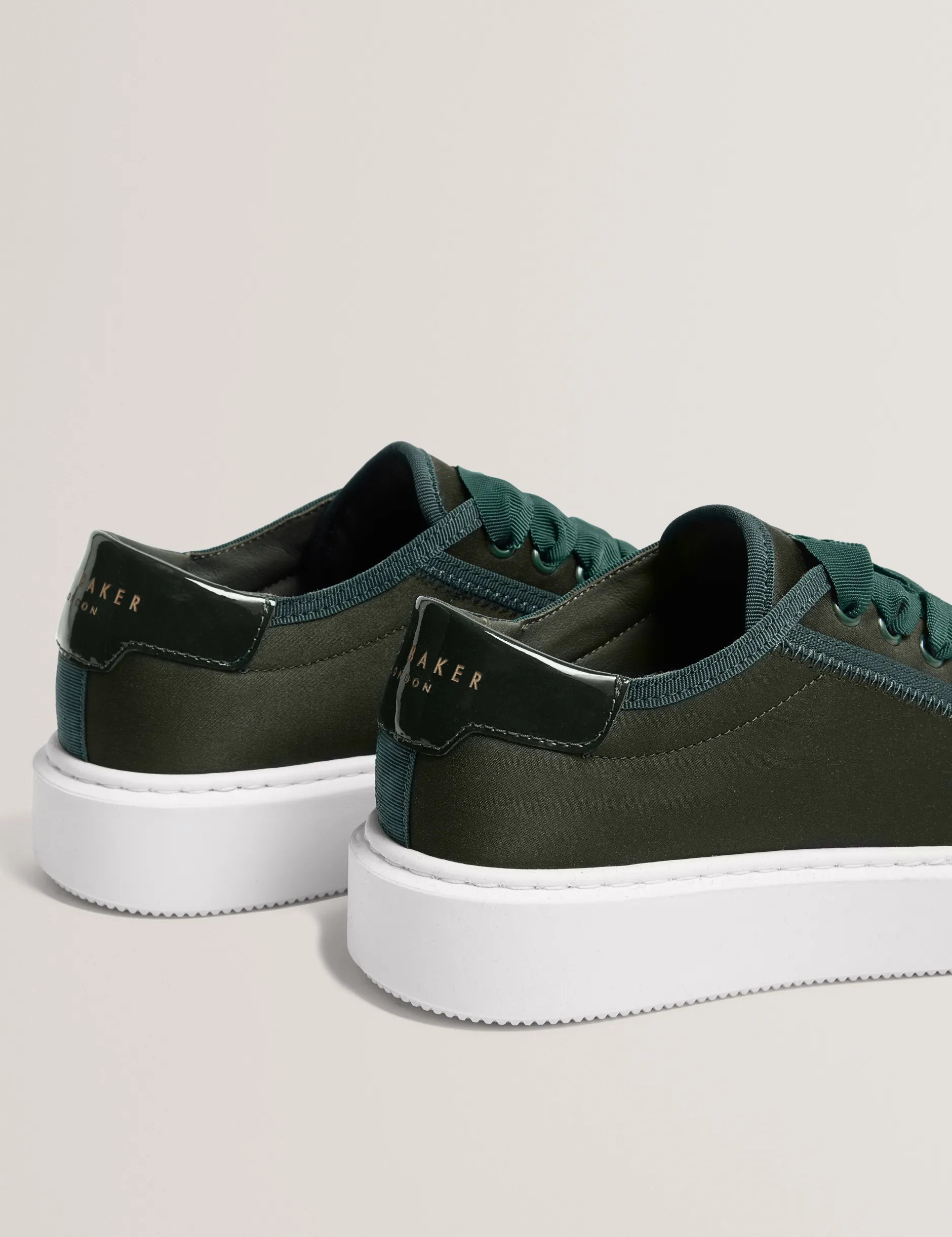 Plateau-Sneaker mit Satinband und Spitze