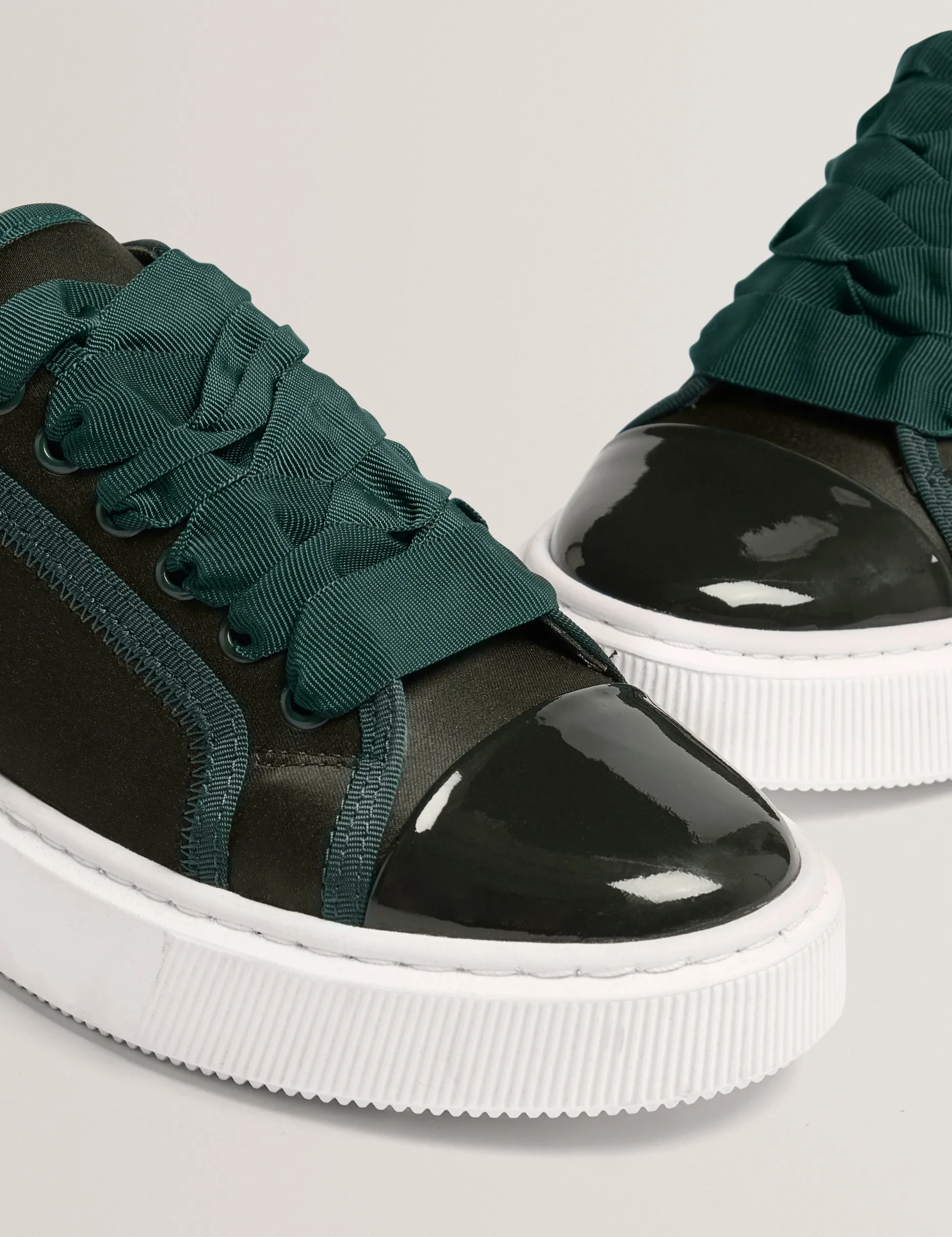 Plateau-Sneaker mit Satinband und Spitze