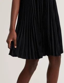 Plissiertes A-Linien-Minikleid mit kurzen Ärmeln