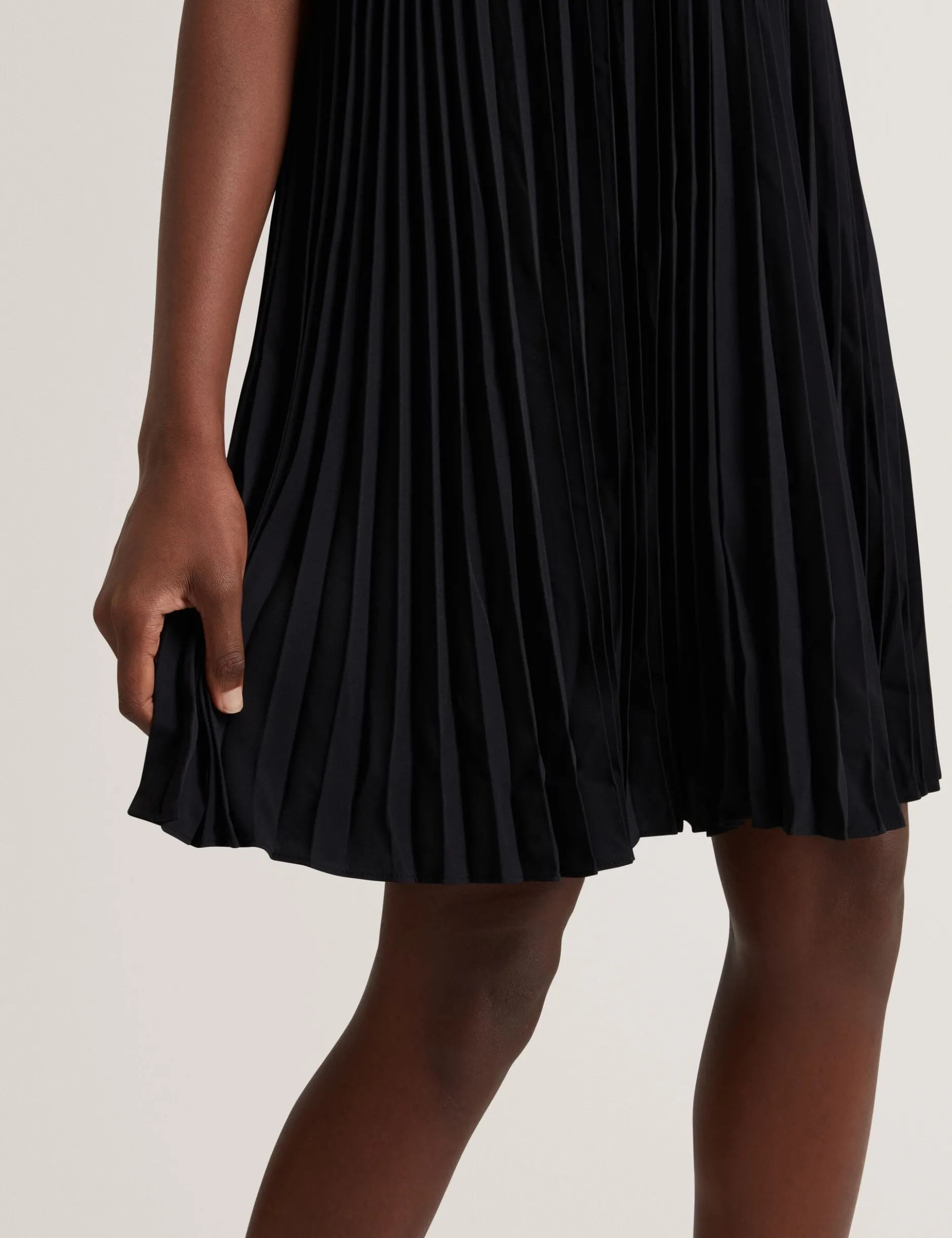 Plissiertes A-Linien-Minikleid mit kurzen Ärmeln