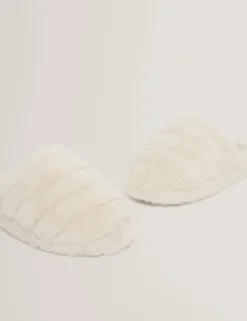 Plüschige Pantoletten aus Kunstfell