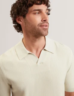 Poloshirt mit Rippstrick und offenem Halsausschnitt