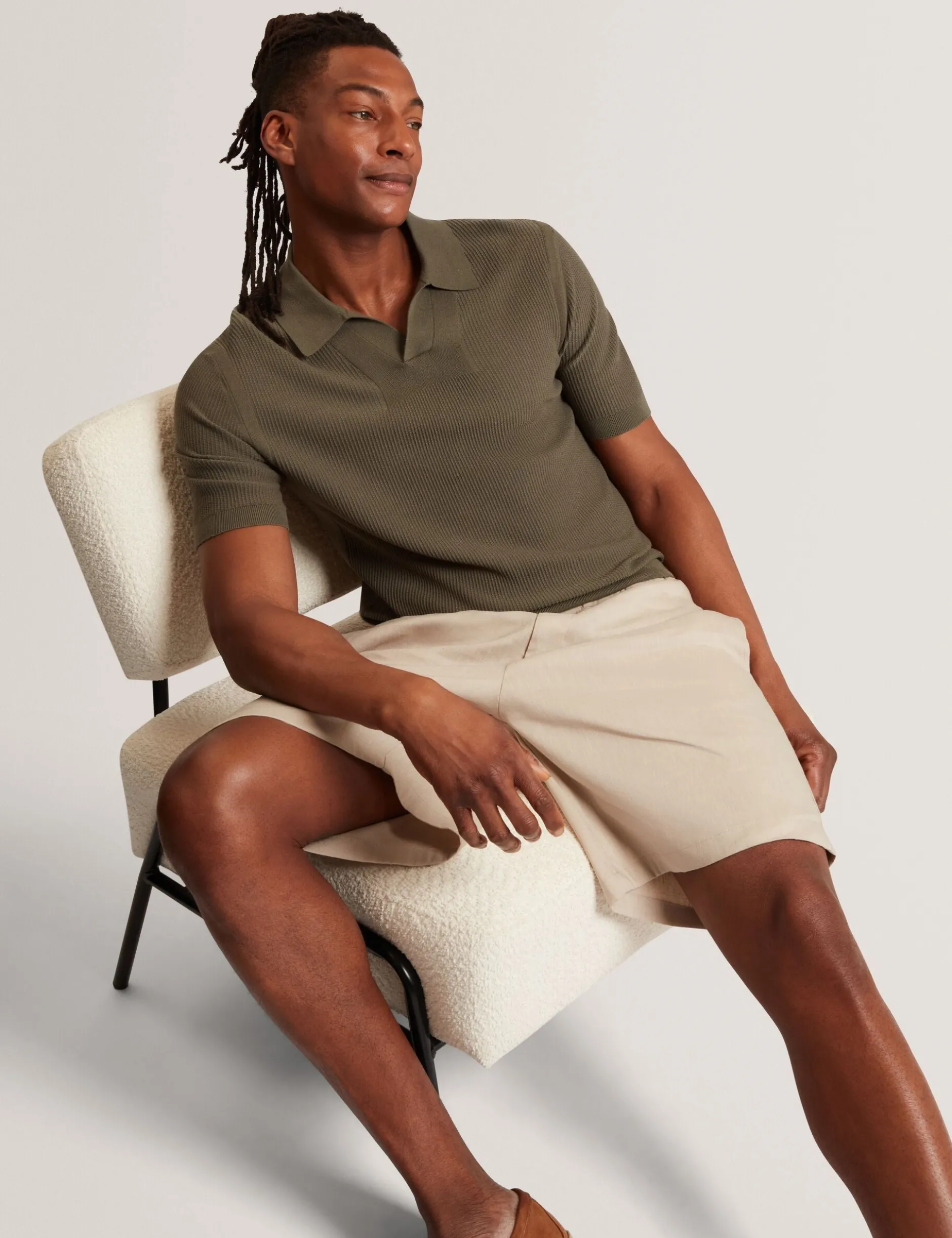 Poloshirt mit Rippstrick und offenem Halsausschnitt