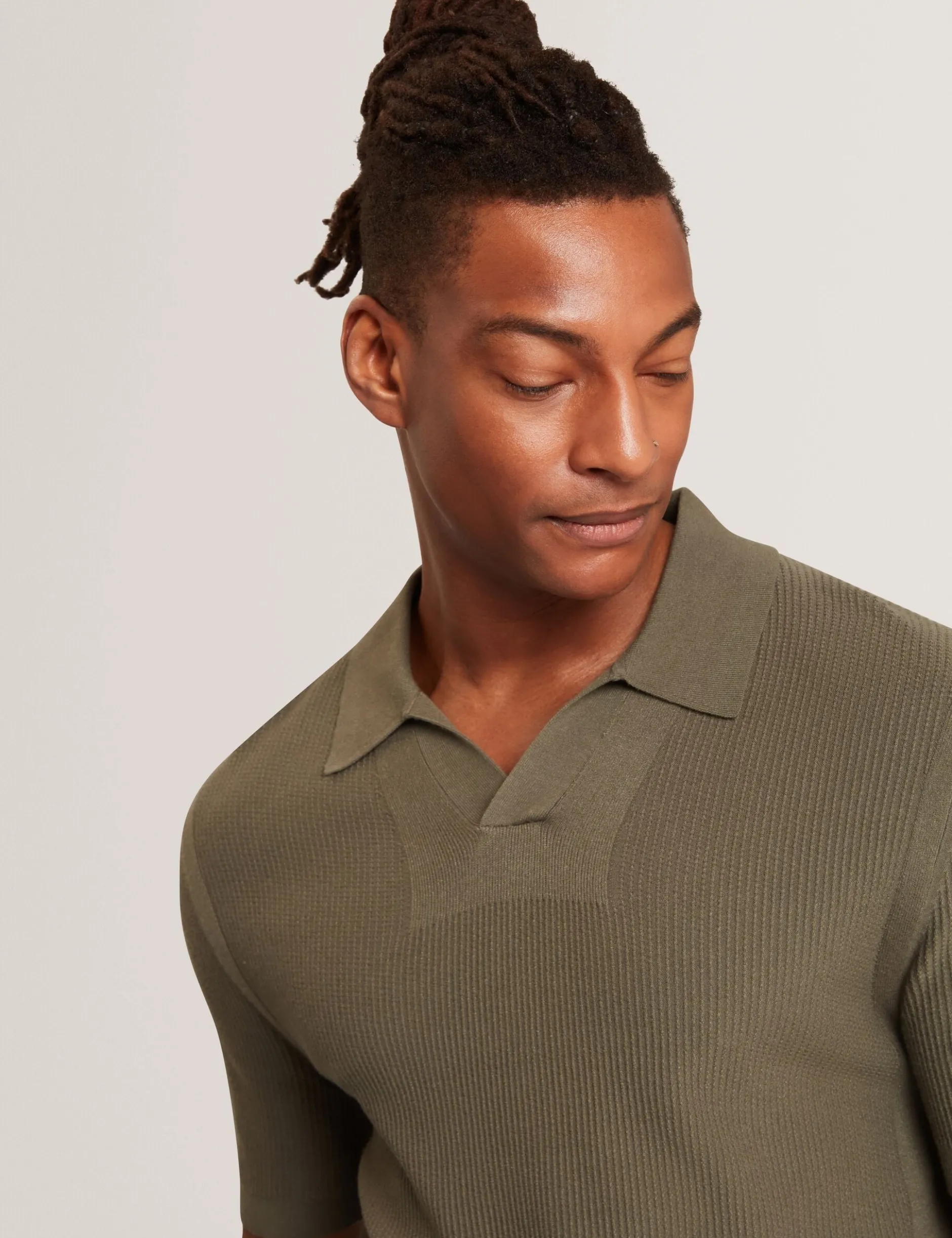 Poloshirt mit Rippstrick und offenem Halsausschnitt