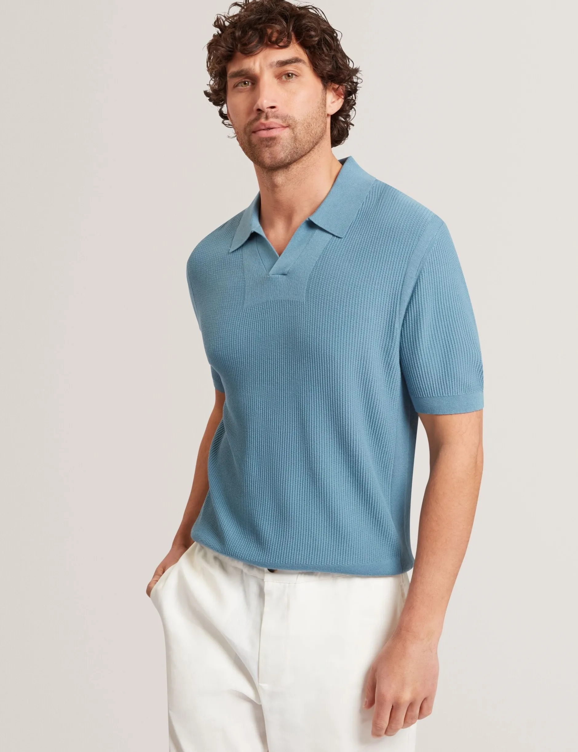 Poloshirt mit Rippstrick und offenem Halsausschnitt