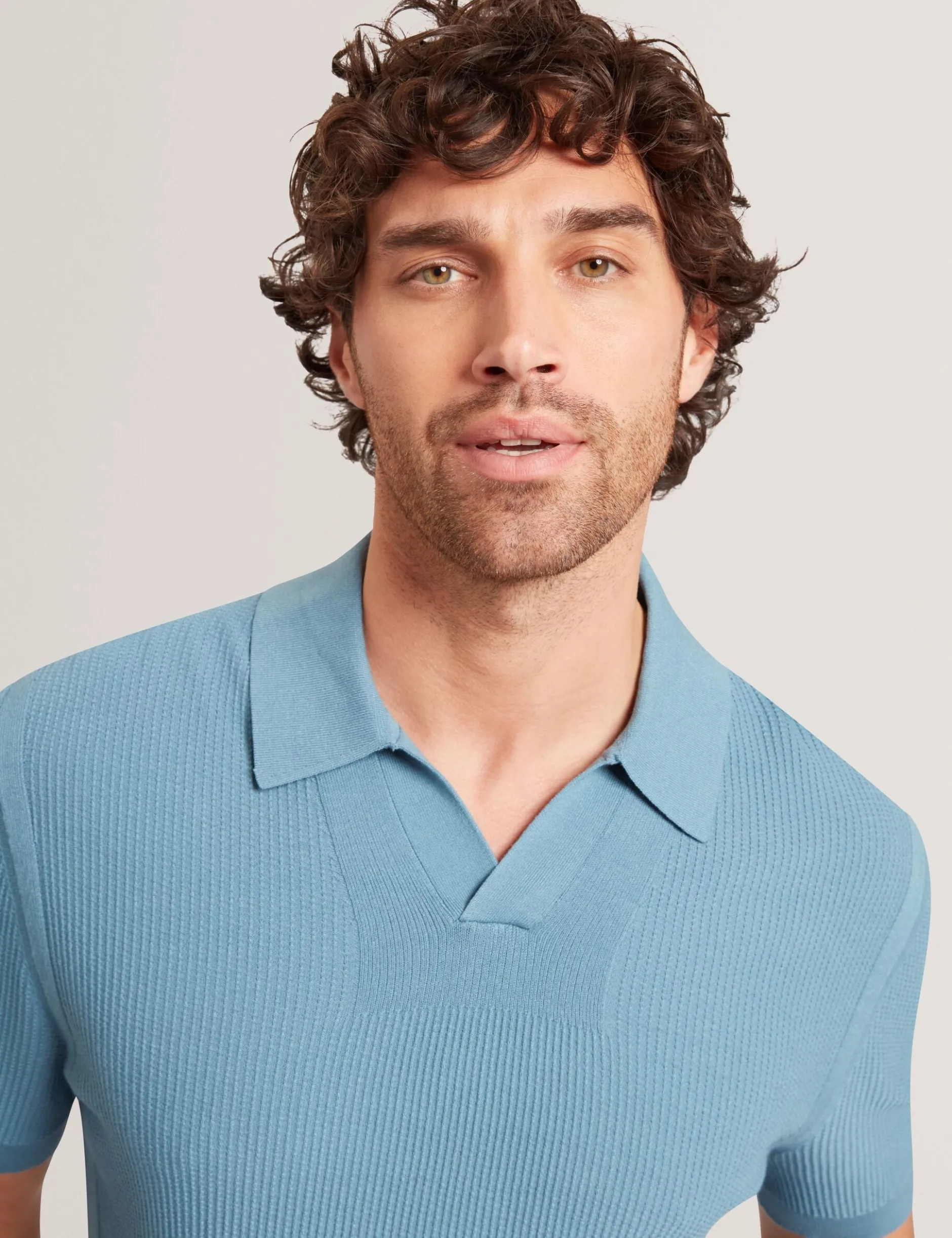 Poloshirt mit Rippstrick und offenem Halsausschnitt