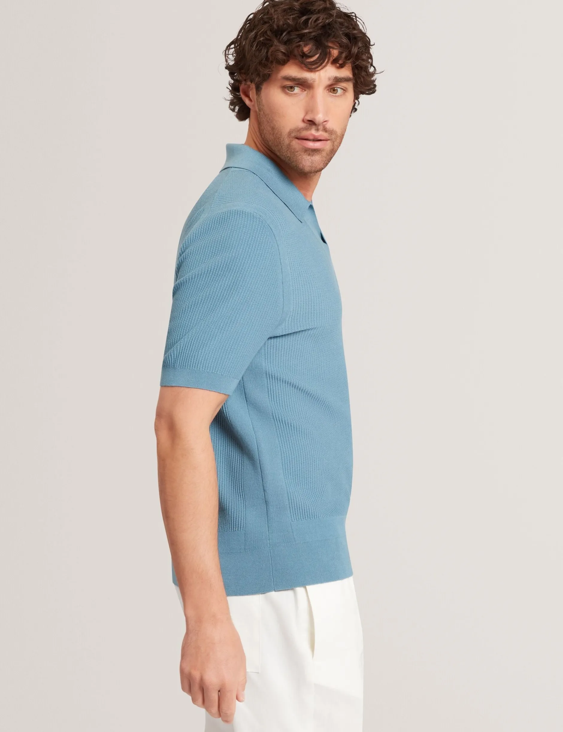 Poloshirt mit Rippstrick und offenem Halsausschnitt