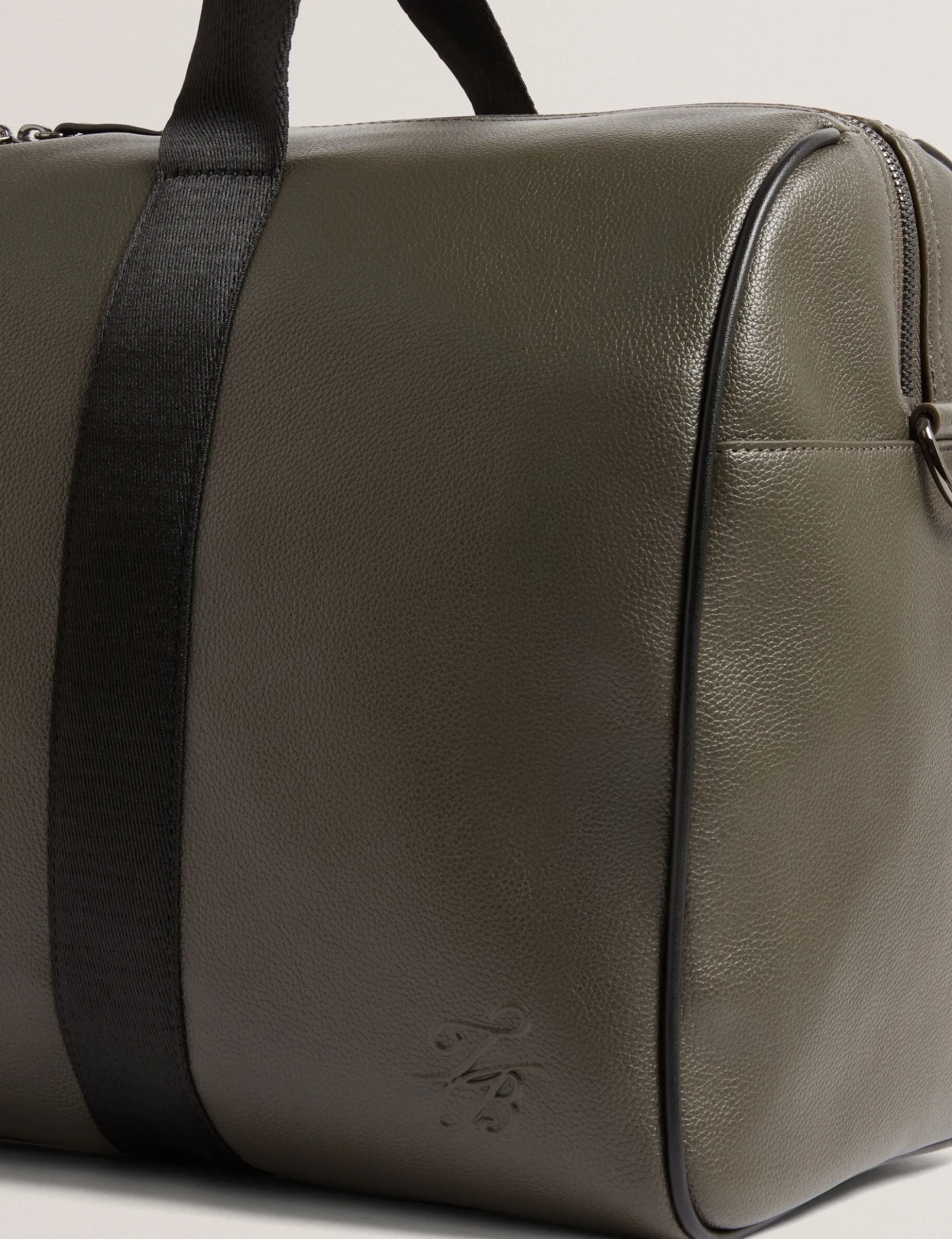 Reisetasche aus genarbtem Kunstleder