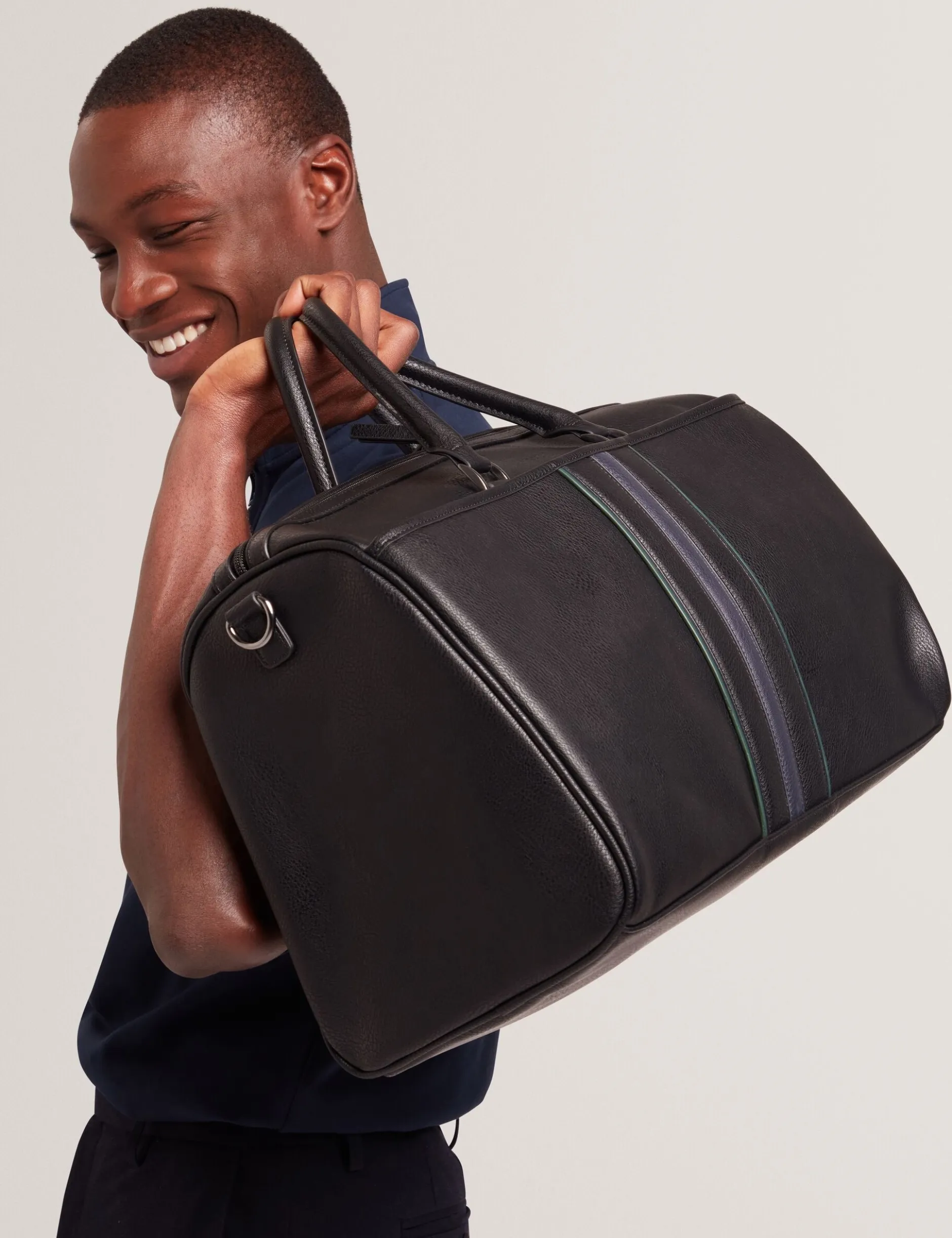 Reisetasche aus gestreiftem Kunstleder