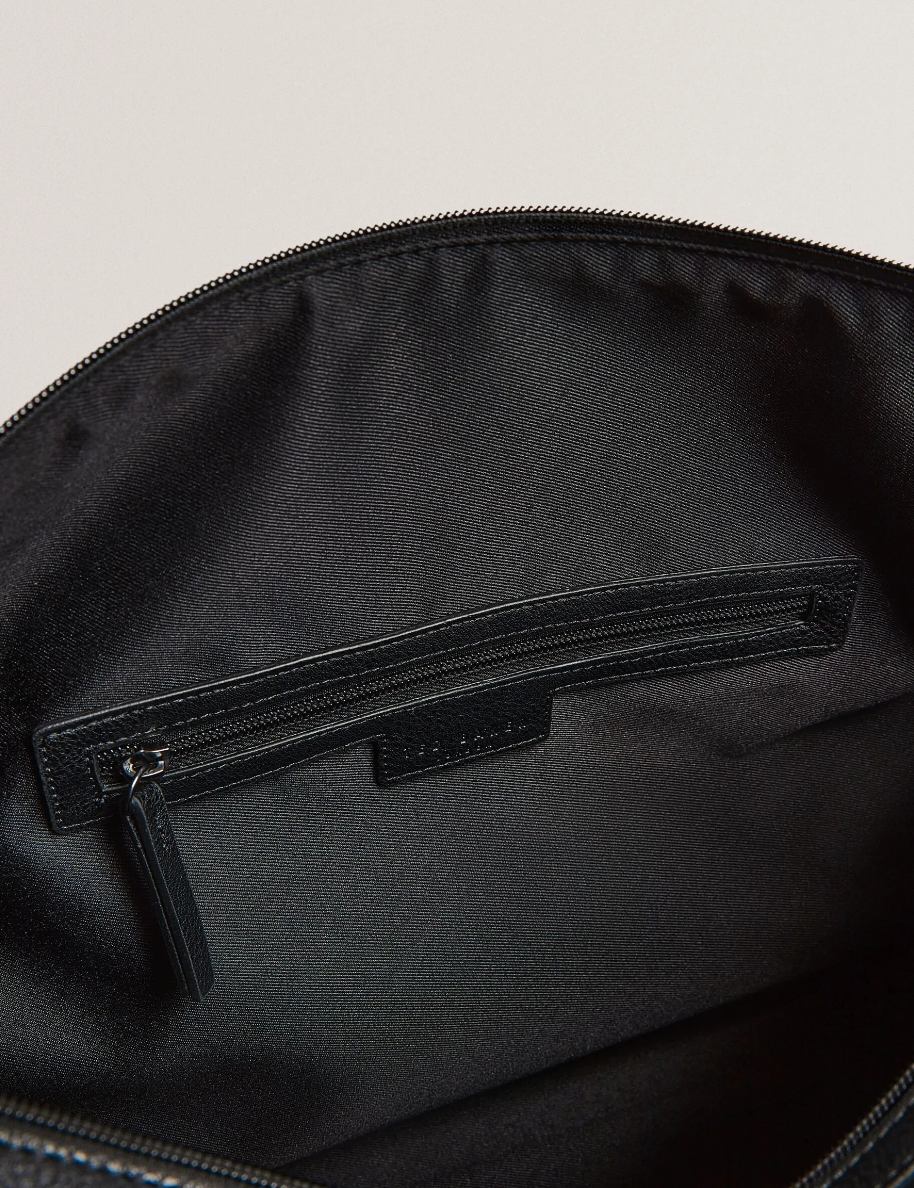 Reisetasche aus gestreiftem Kunstleder