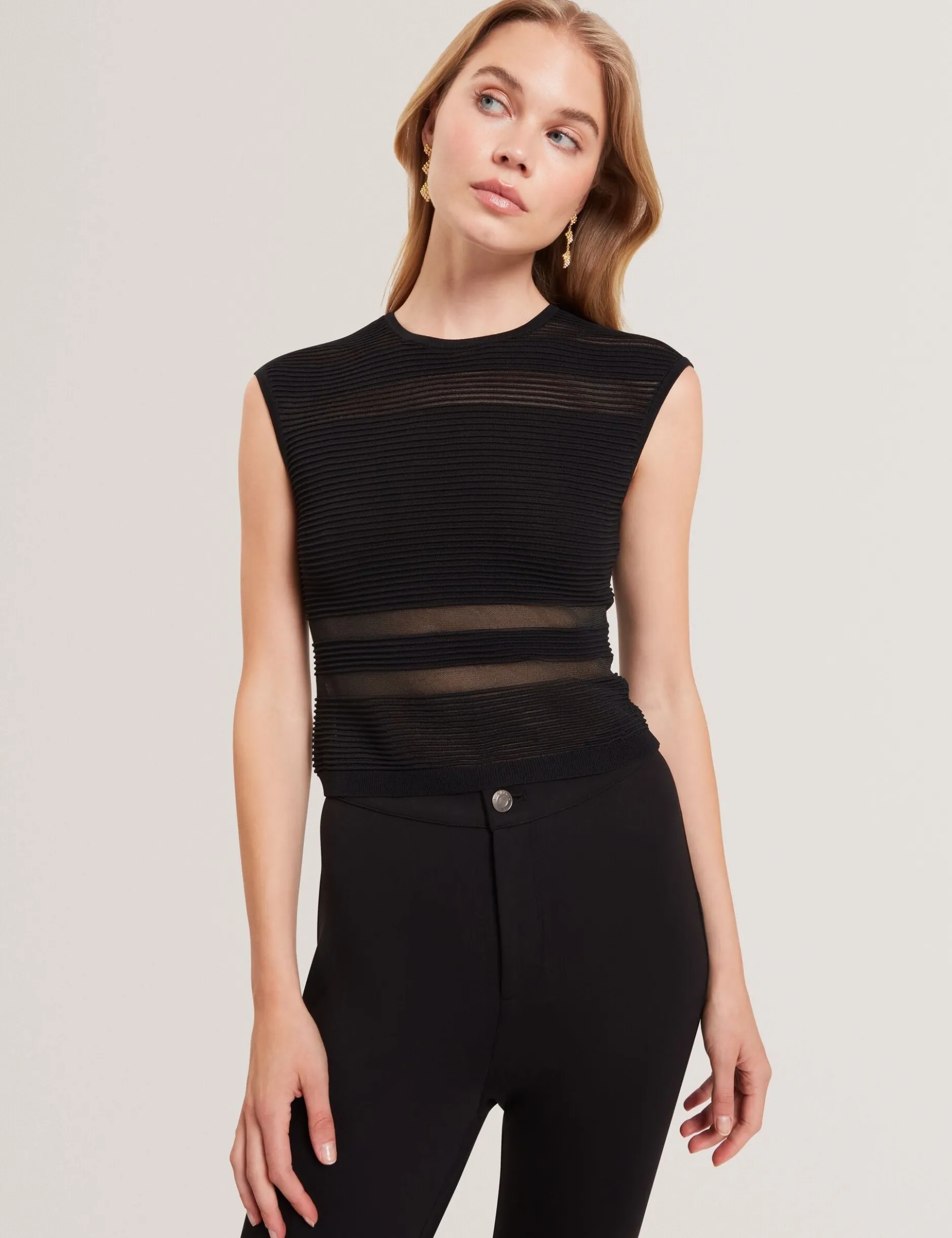 Ärmelloses Crop-Top aus transparentem Strick mit Einsätzen