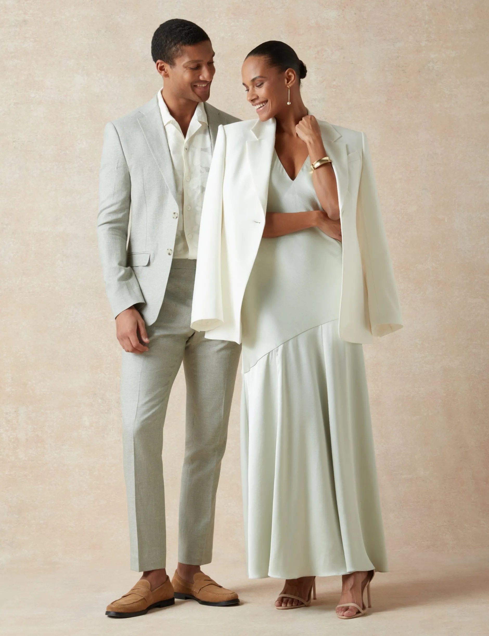 Ärmelloses Maxikleid aus Satin mit V-Ausschnitt
