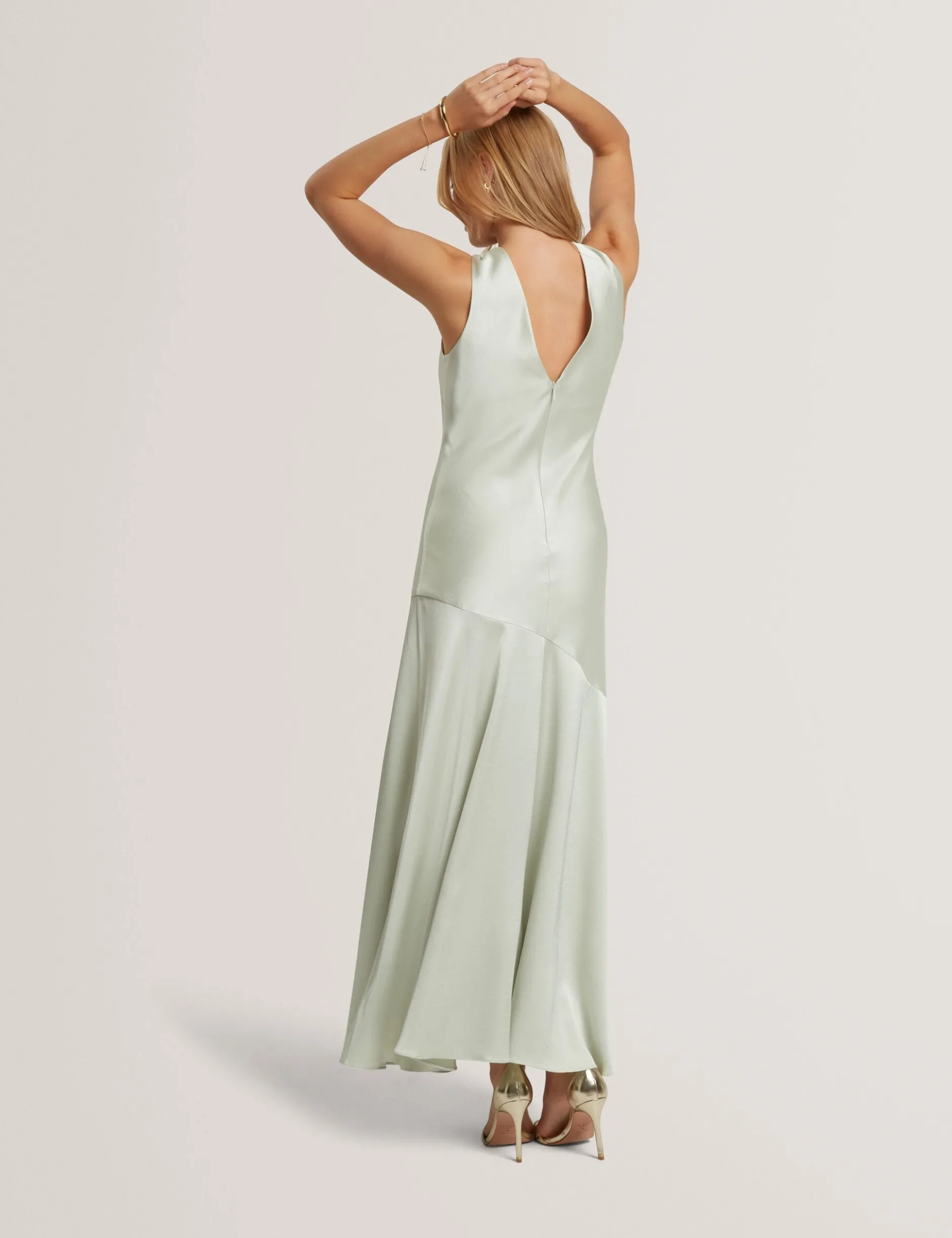Ärmelloses Maxikleid aus Satin mit V-Ausschnitt