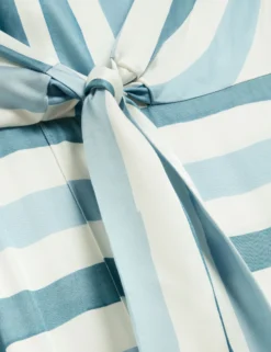 Ärmelloses Midikleid mit blauen Streifen und Bindeband vorne