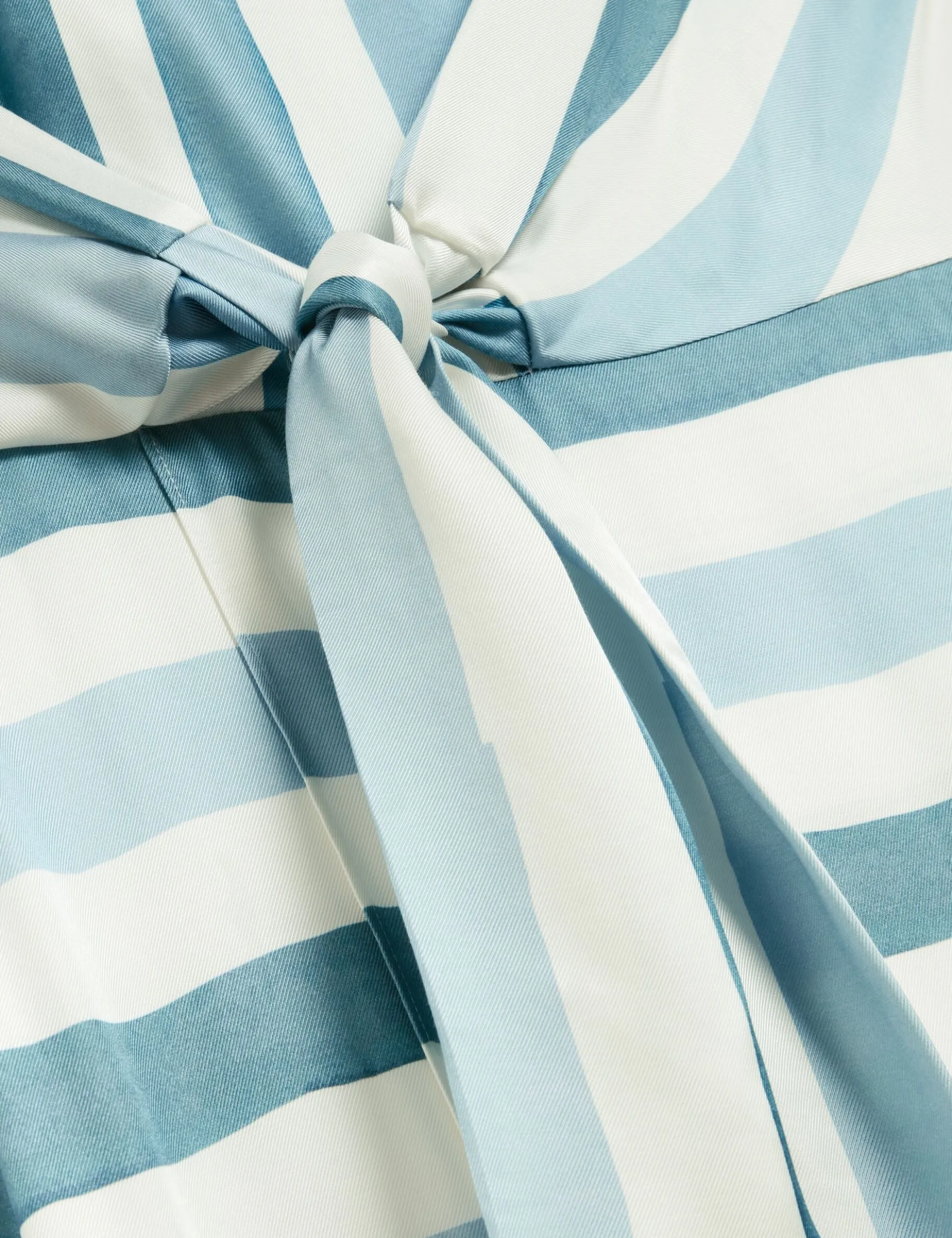 Ärmelloses Midikleid mit blauen Streifen und Bindeband vorne