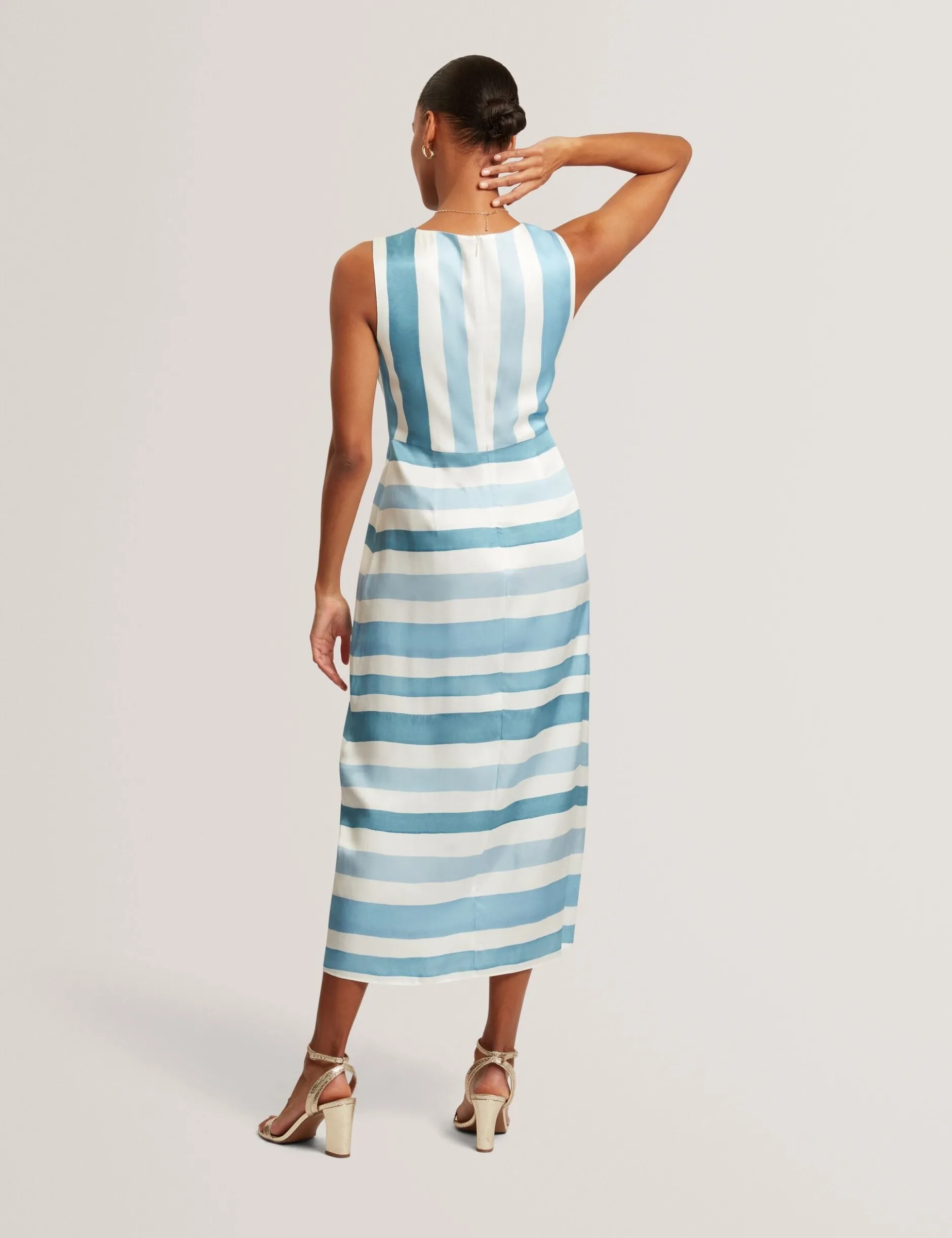 Ärmelloses Midikleid mit blauen Streifen und Bindeband vorne