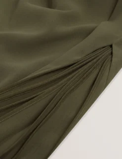 Ärmelloses Midikleid mit Faltendetails