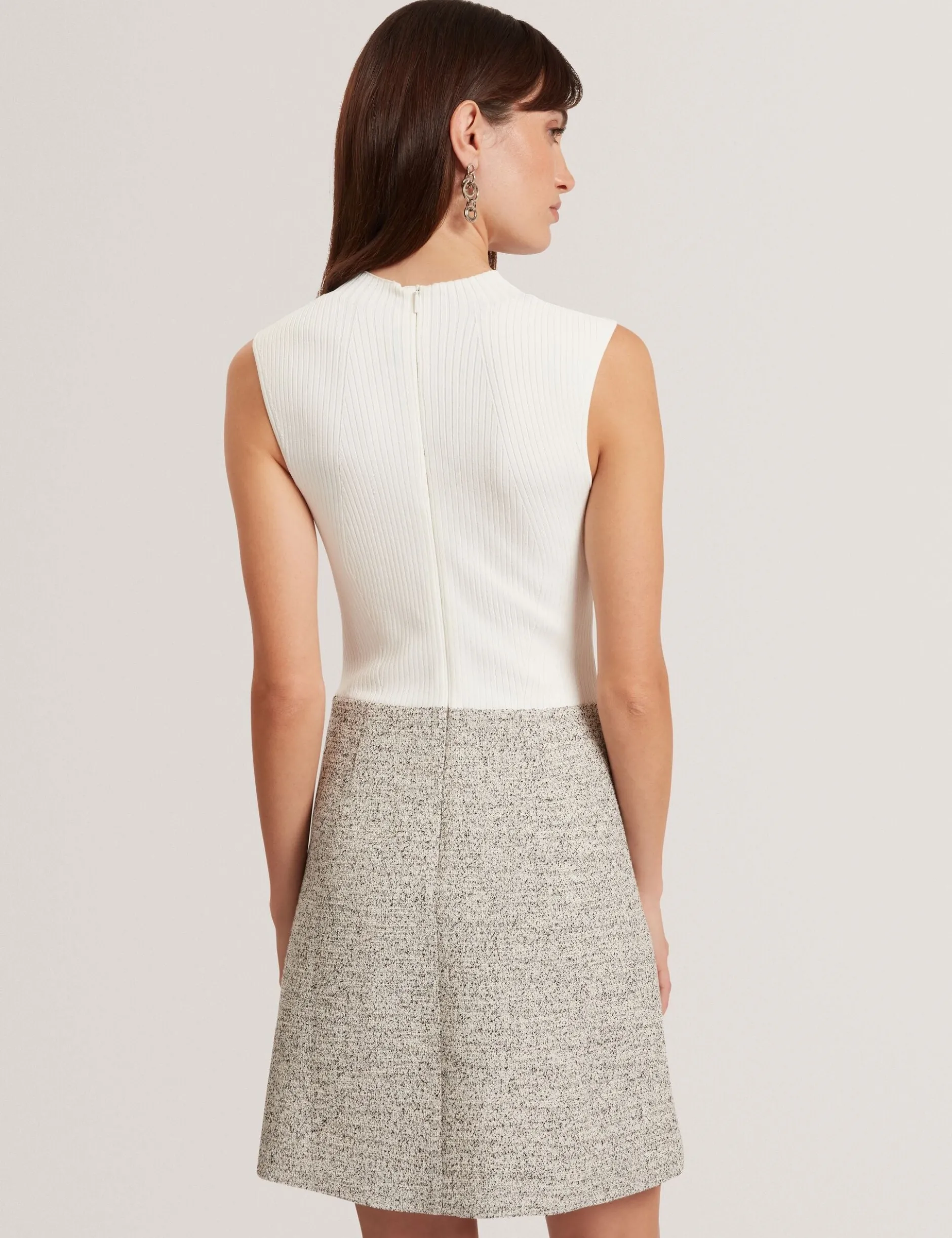 Ärmelloses Minikleid aus Bouclé-Strick