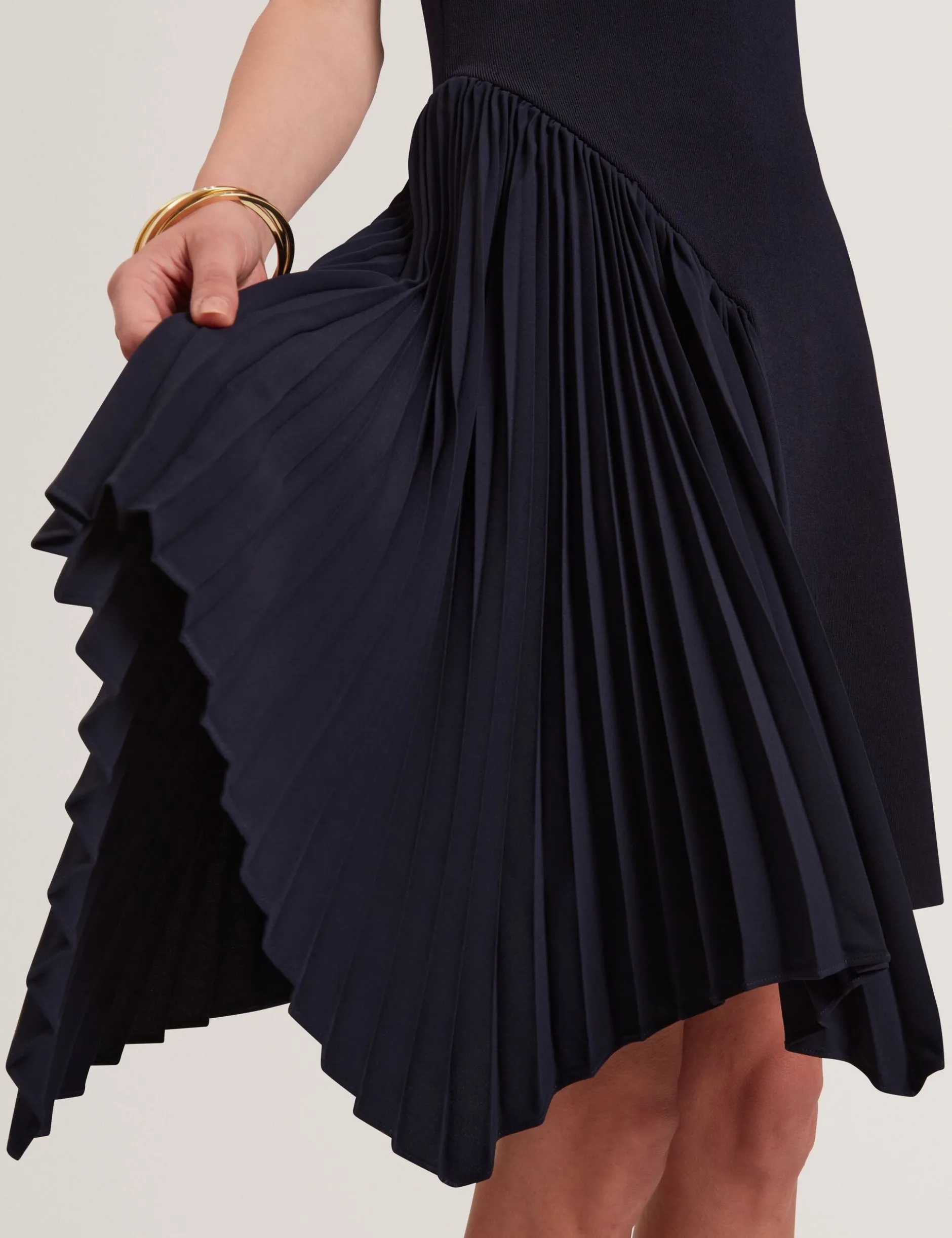 Ärmelloses Strickminikleid mit Falteneinsatz