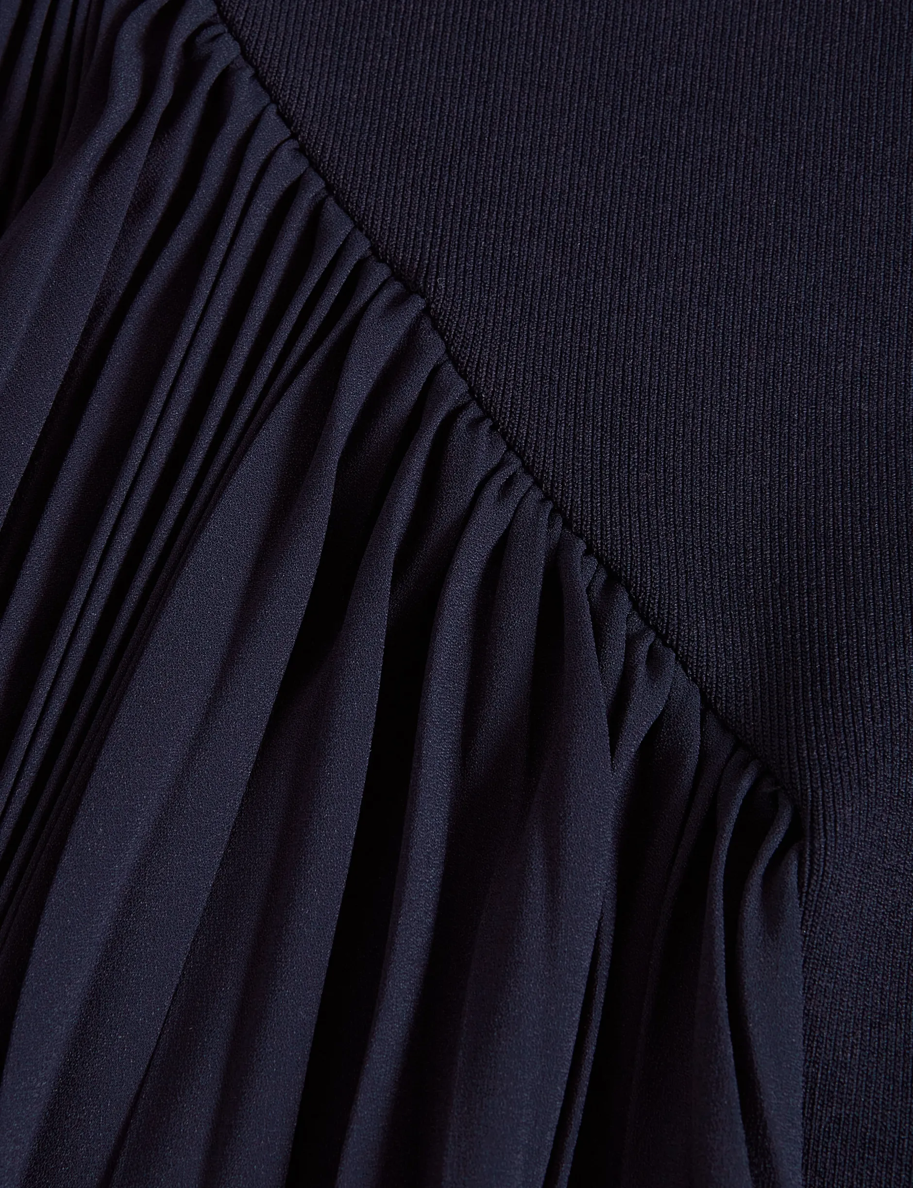 Ärmelloses Strickminikleid mit Falteneinsatz