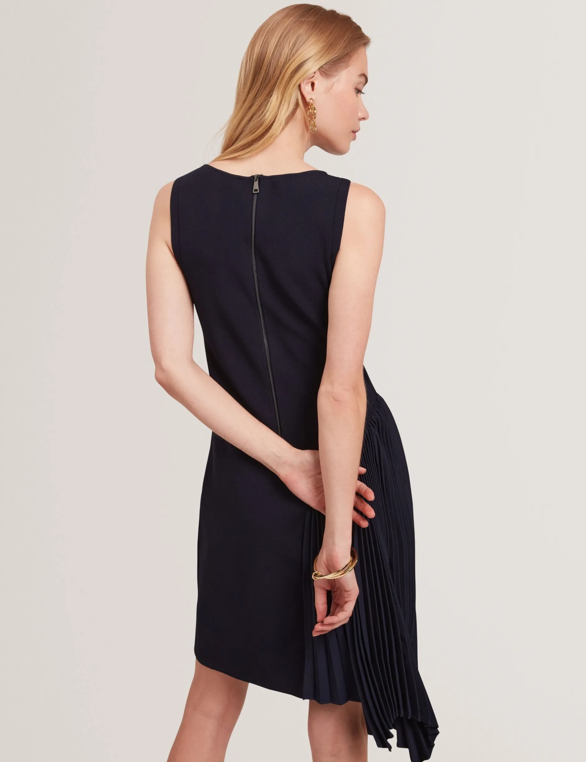Ärmelloses Strickminikleid mit Falteneinsatz