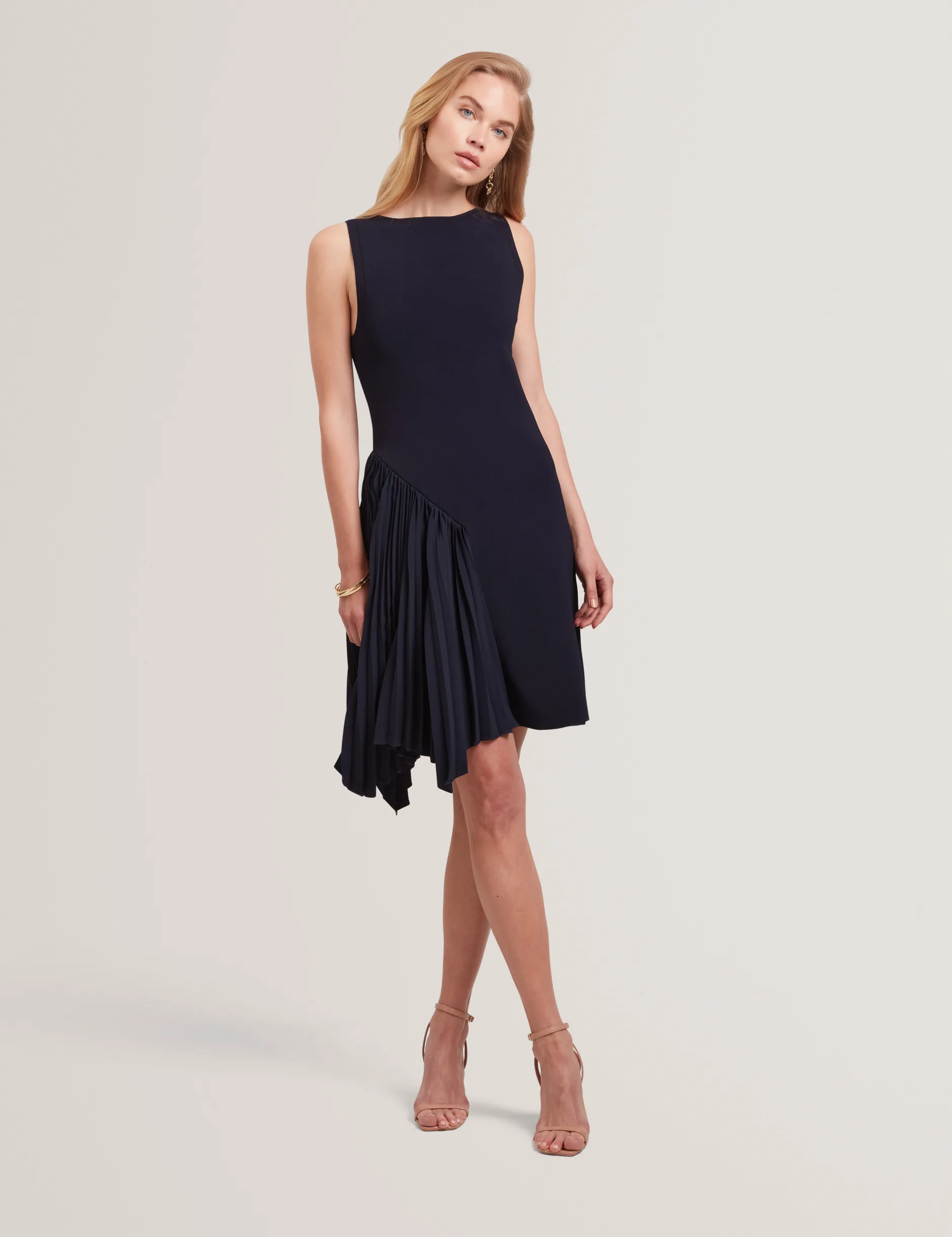 Ärmelloses Strickminikleid mit Falteneinsatz