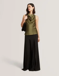 Ärmelloses Top aus Satin mit Wasserfallausschnitt