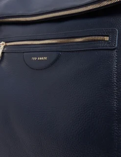 Rucksack mit Ledergurt und Klappverschluss