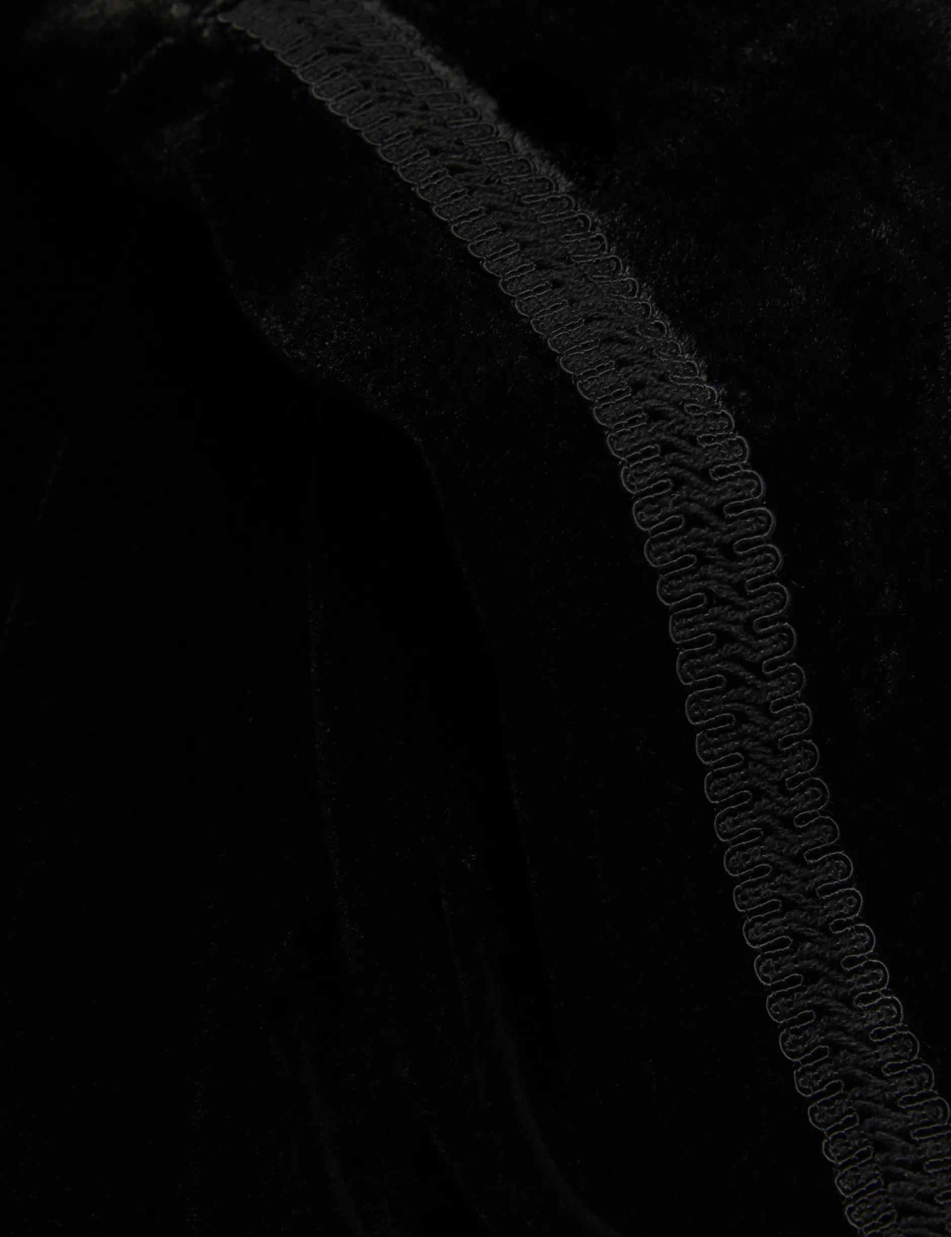 Samthose mit schmal zulaufendem Bein