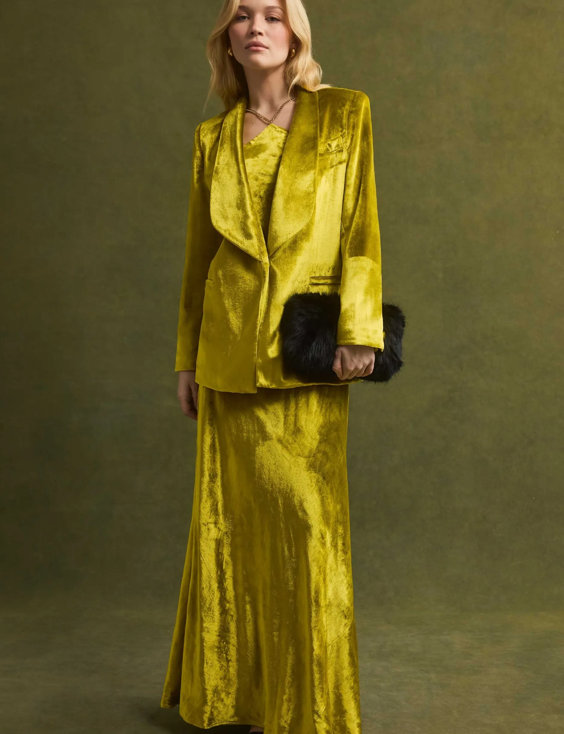 Samt-Maxikleid mit Neckholder