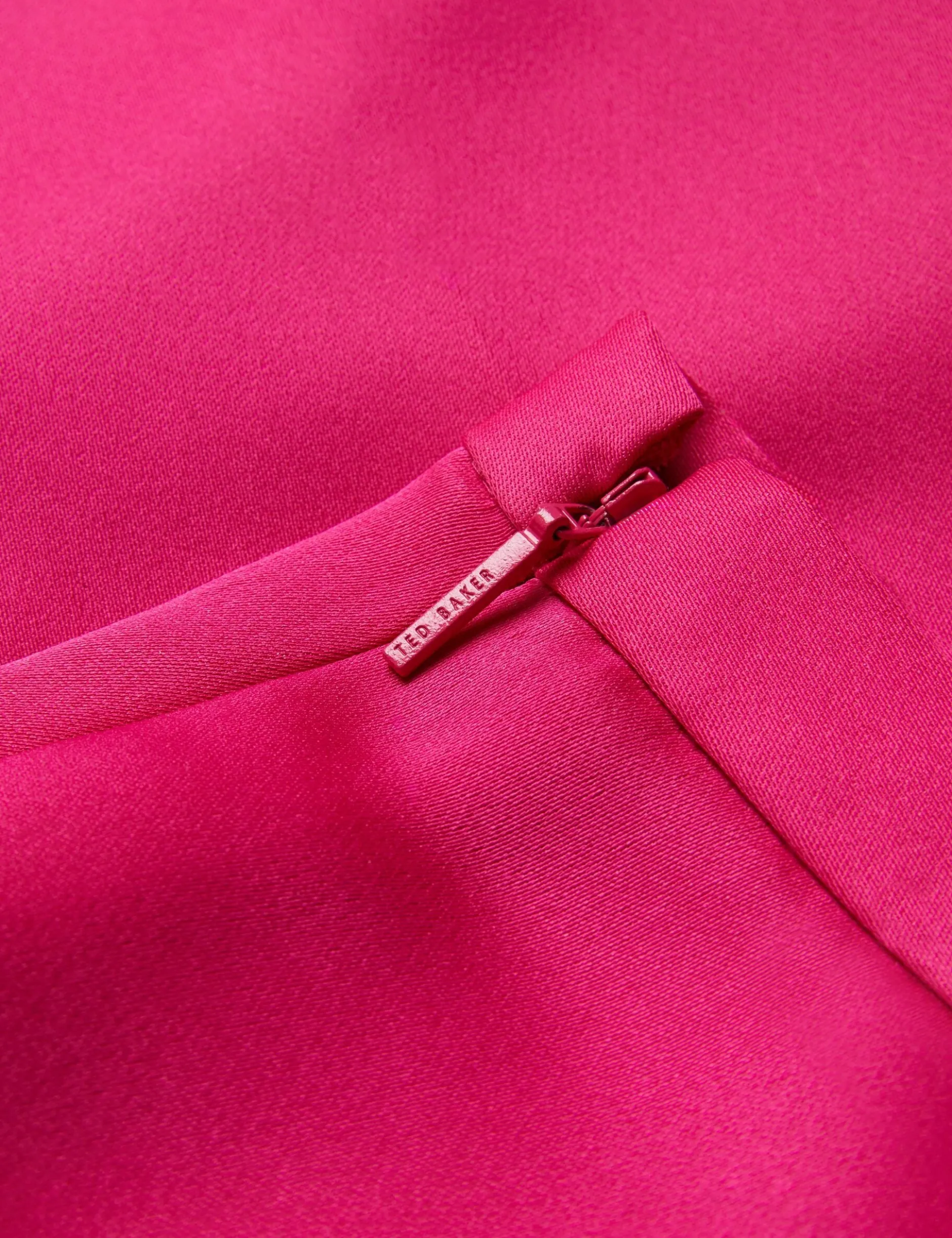 Satin-Hose mit schmalem Bein