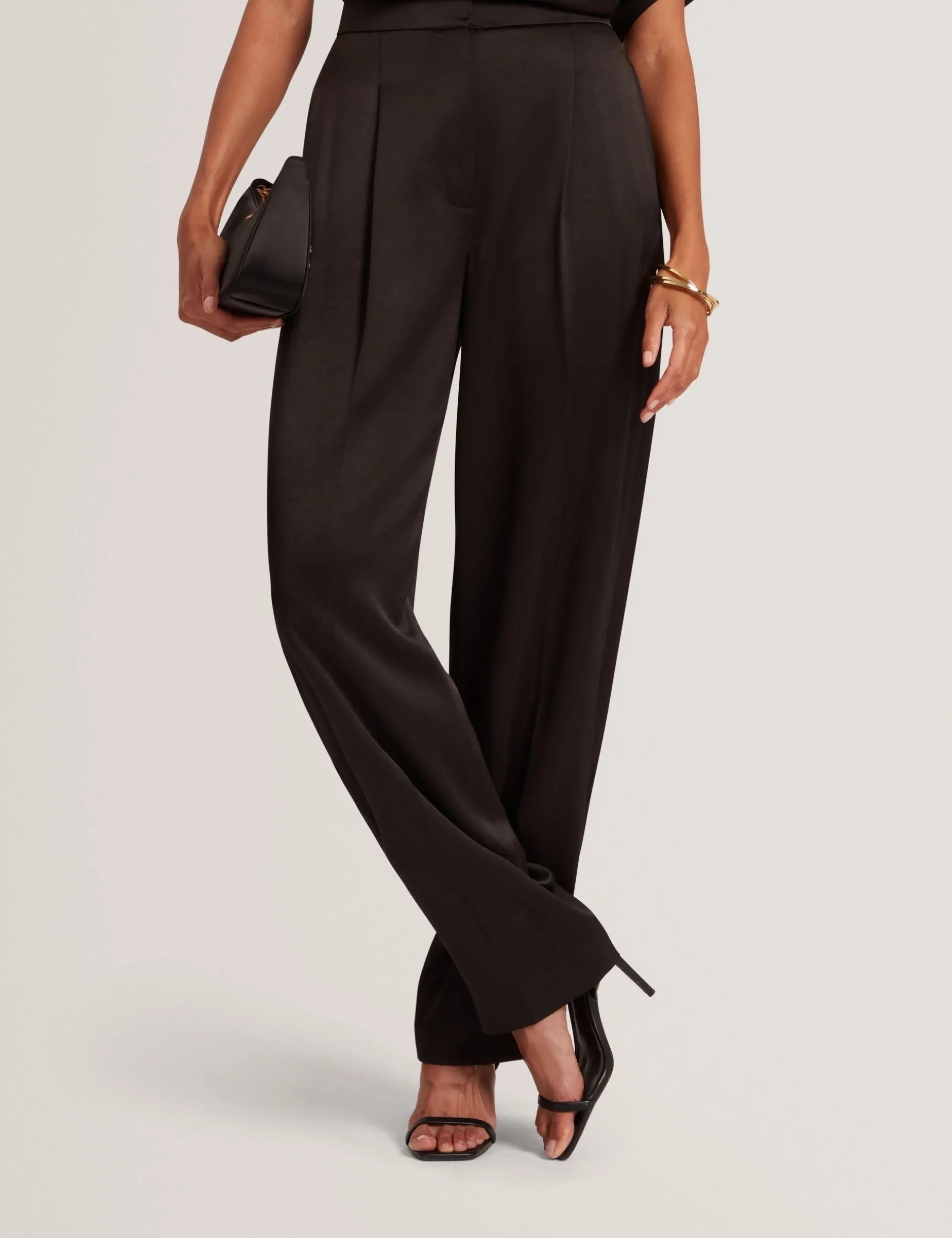 Satin-Hosen mit geschwungenem Bein