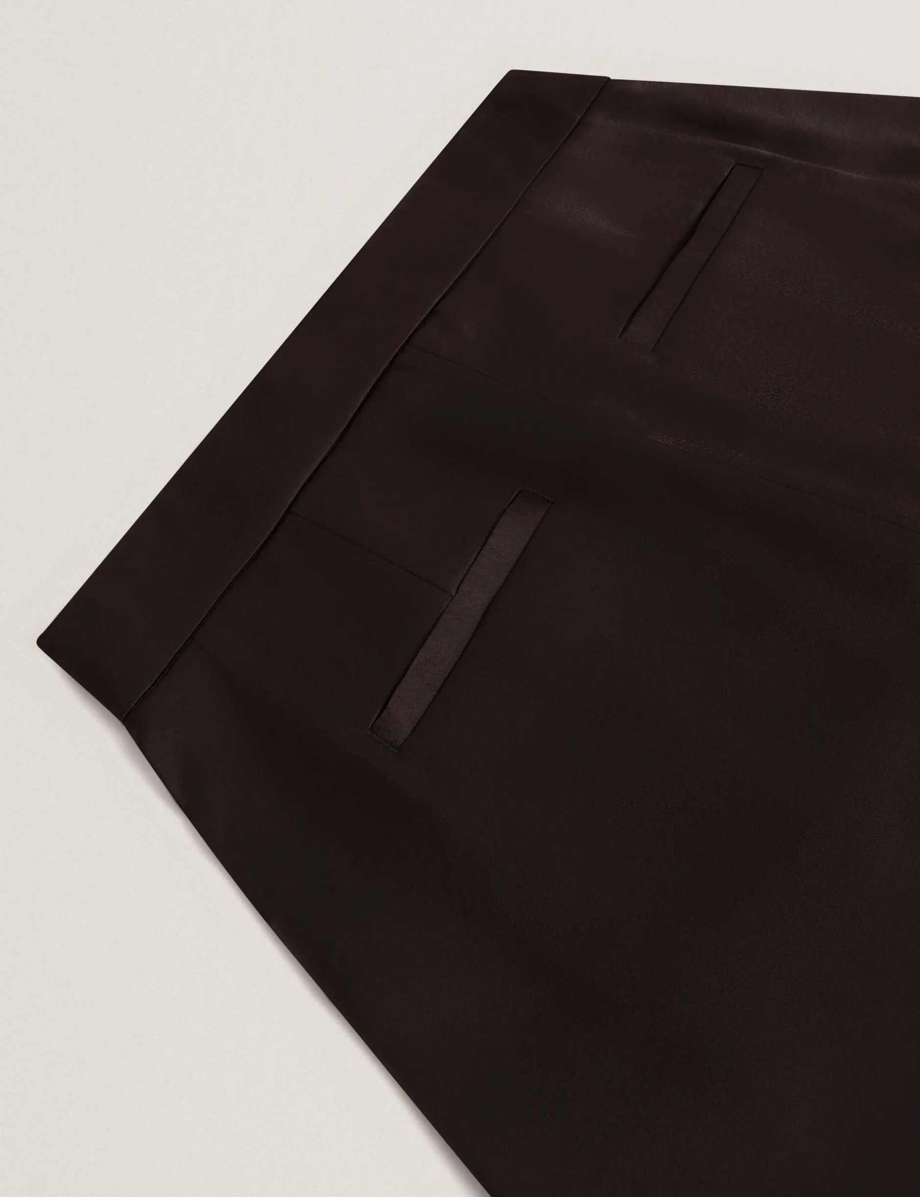 Satin-Hosen mit geschwungenem Bein