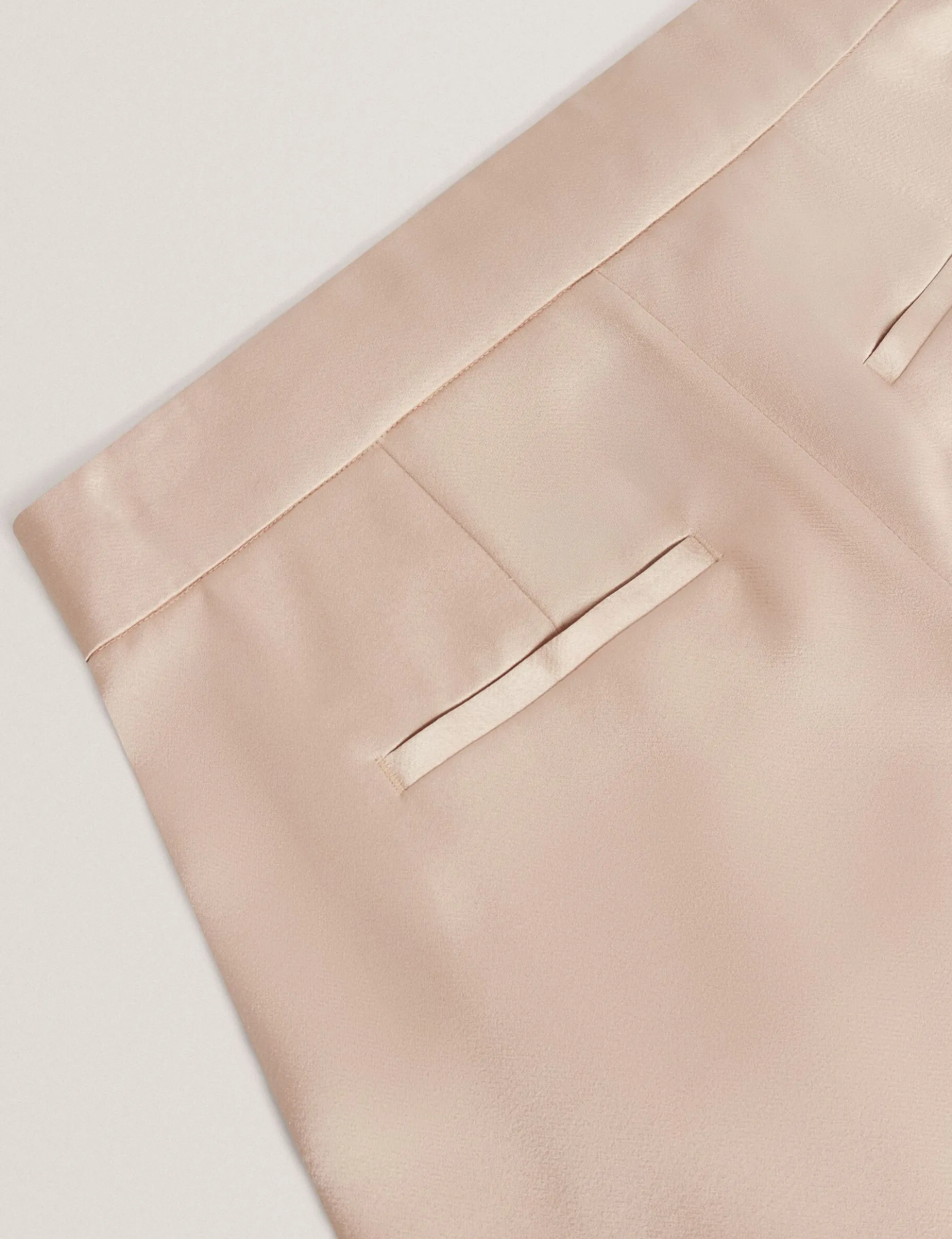 Satin-Hosen mit geschwungenem Bein