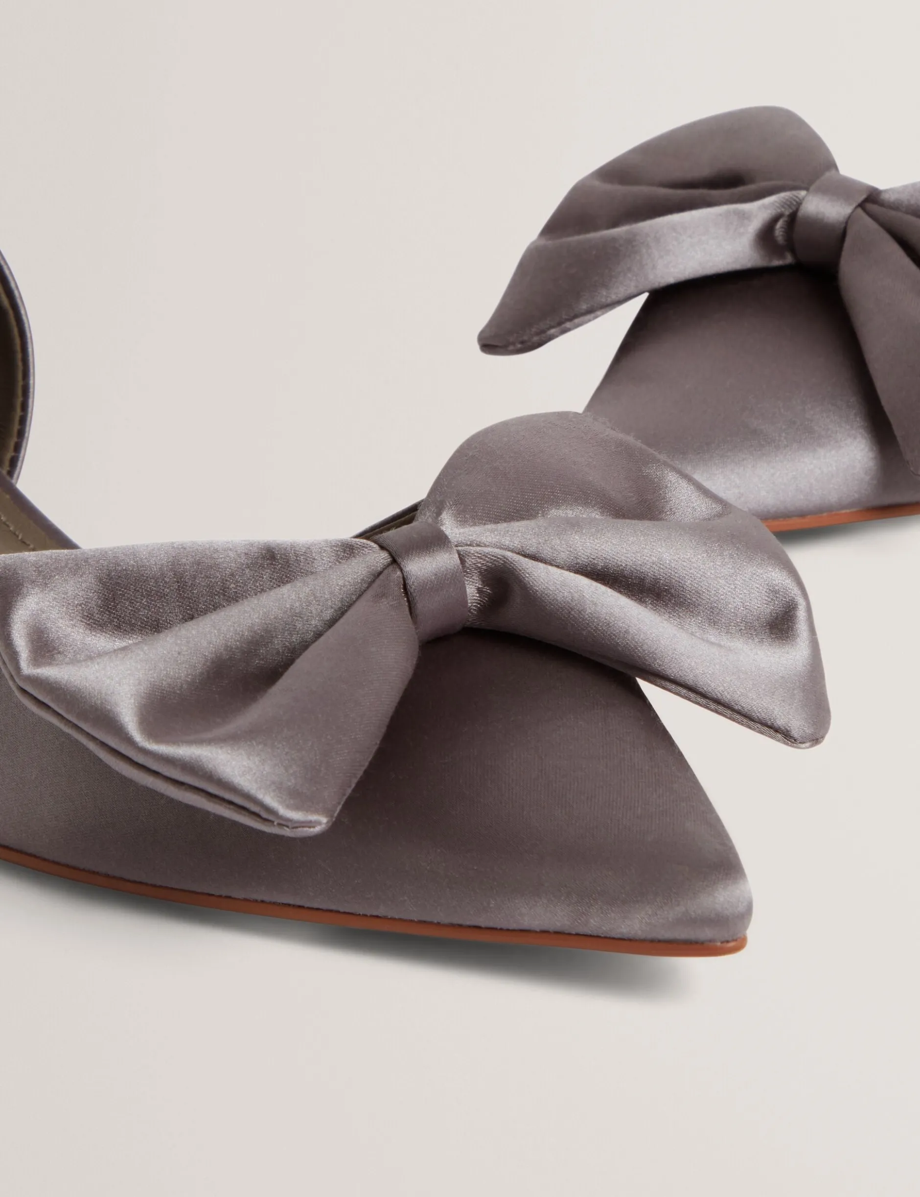 Satin-Pumps mit Schleifenverzierung und spitzer Zehenpartie