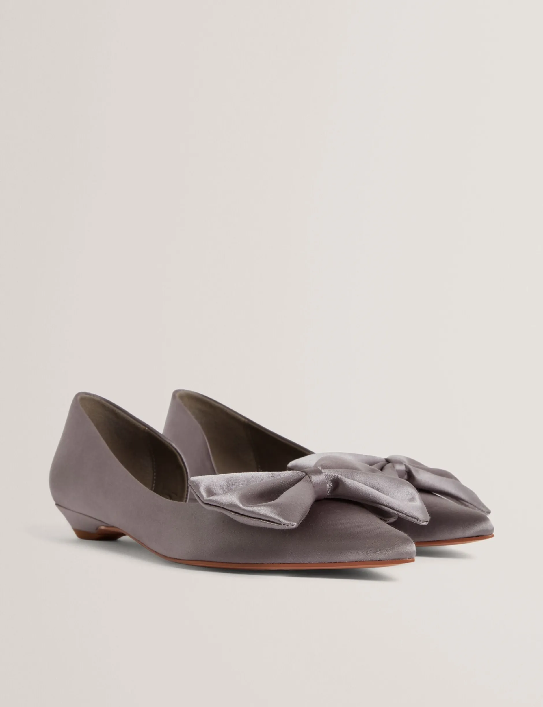 Satin-Pumps mit Schleifenverzierung und spitzer Zehenpartie