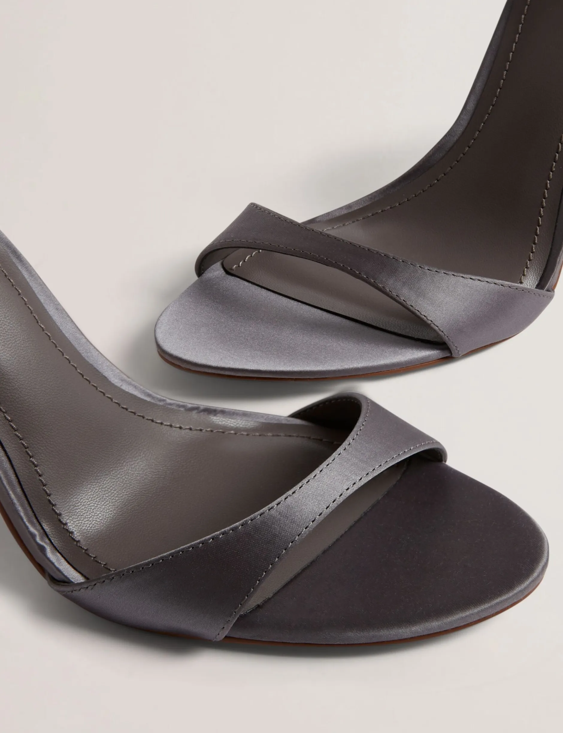Satin-Stiletto-Sandalen mit Schleifenabsatz
