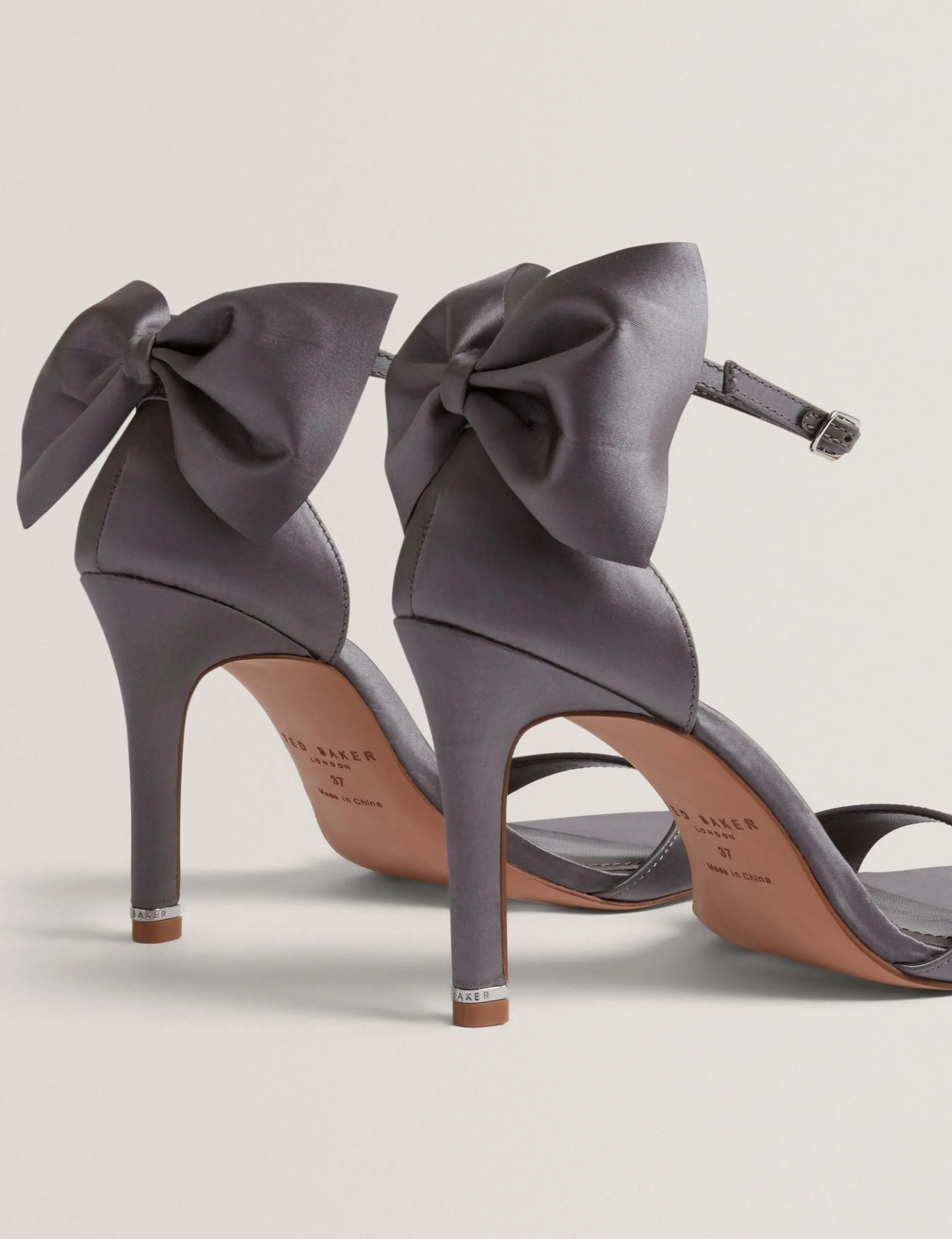 Satin-Stiletto-Sandalen mit Schleifenabsatz