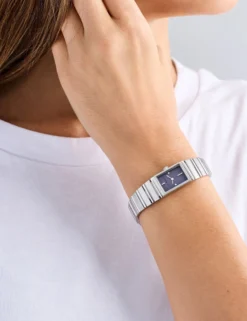 Schlanke Armbanduhr aus silbernem Edelstahl