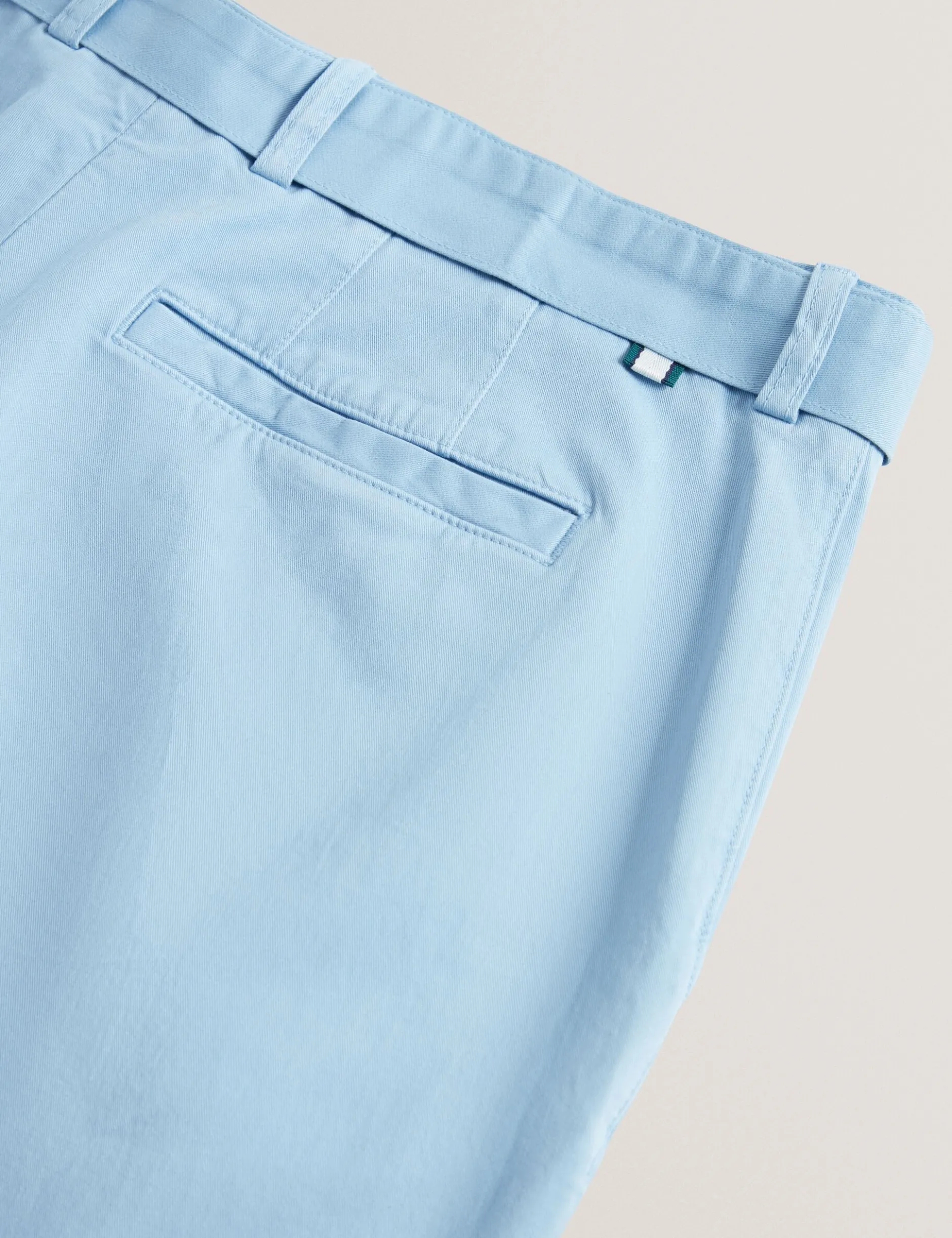 Schmal zulaufende Baumwollhose mit Gürtel