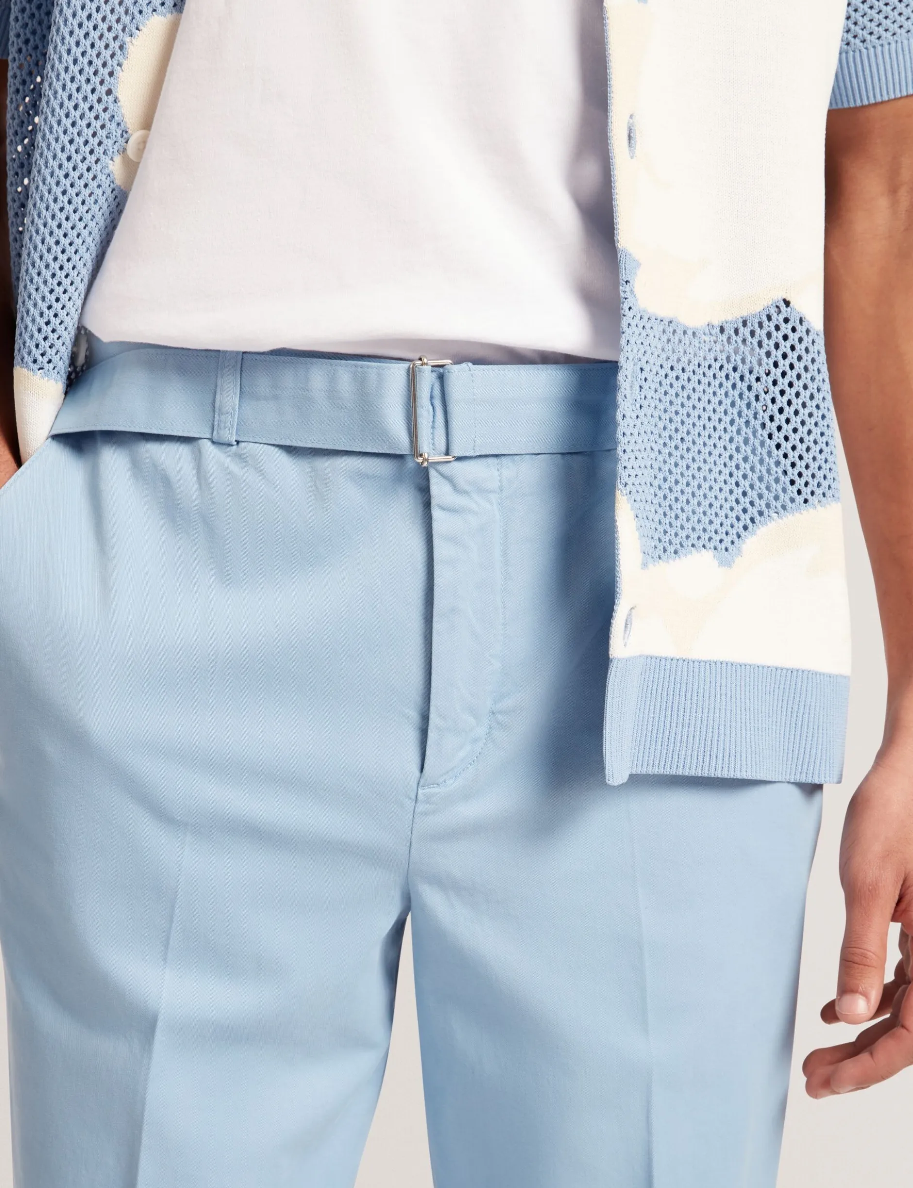 Schmal zulaufende Baumwollhose mit Gürtel