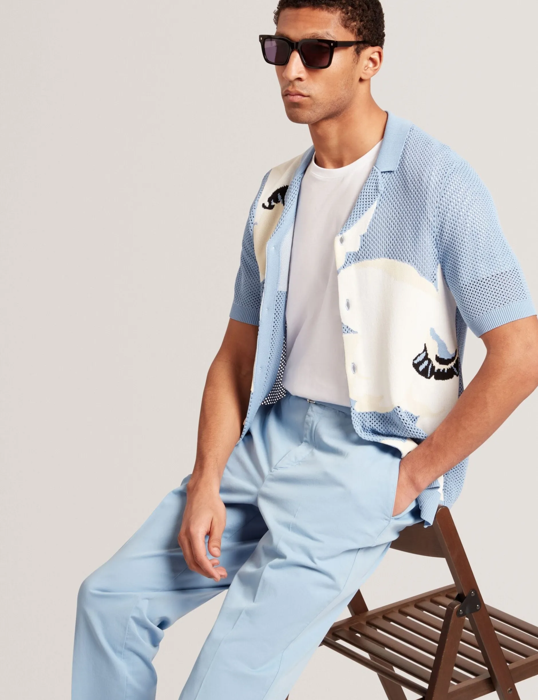 Schmal zulaufende Baumwollhose mit Gürtel