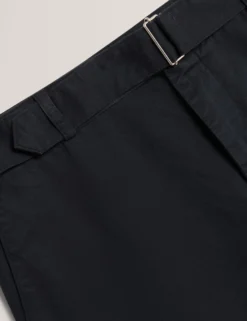 Schmal zulaufende Baumwollhose mit Gürtel